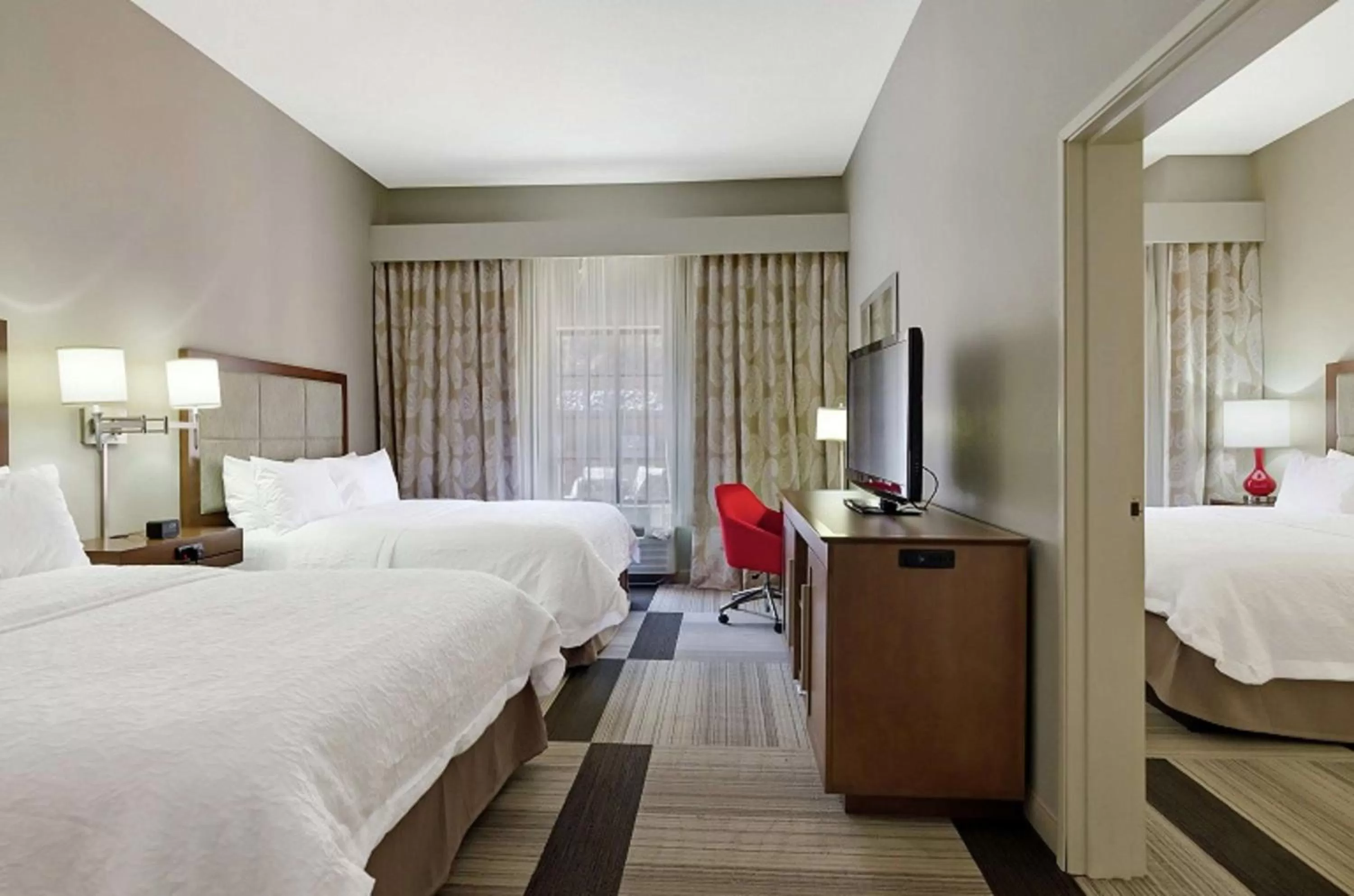 Bedroom, Bed in Hampton Inn Salem