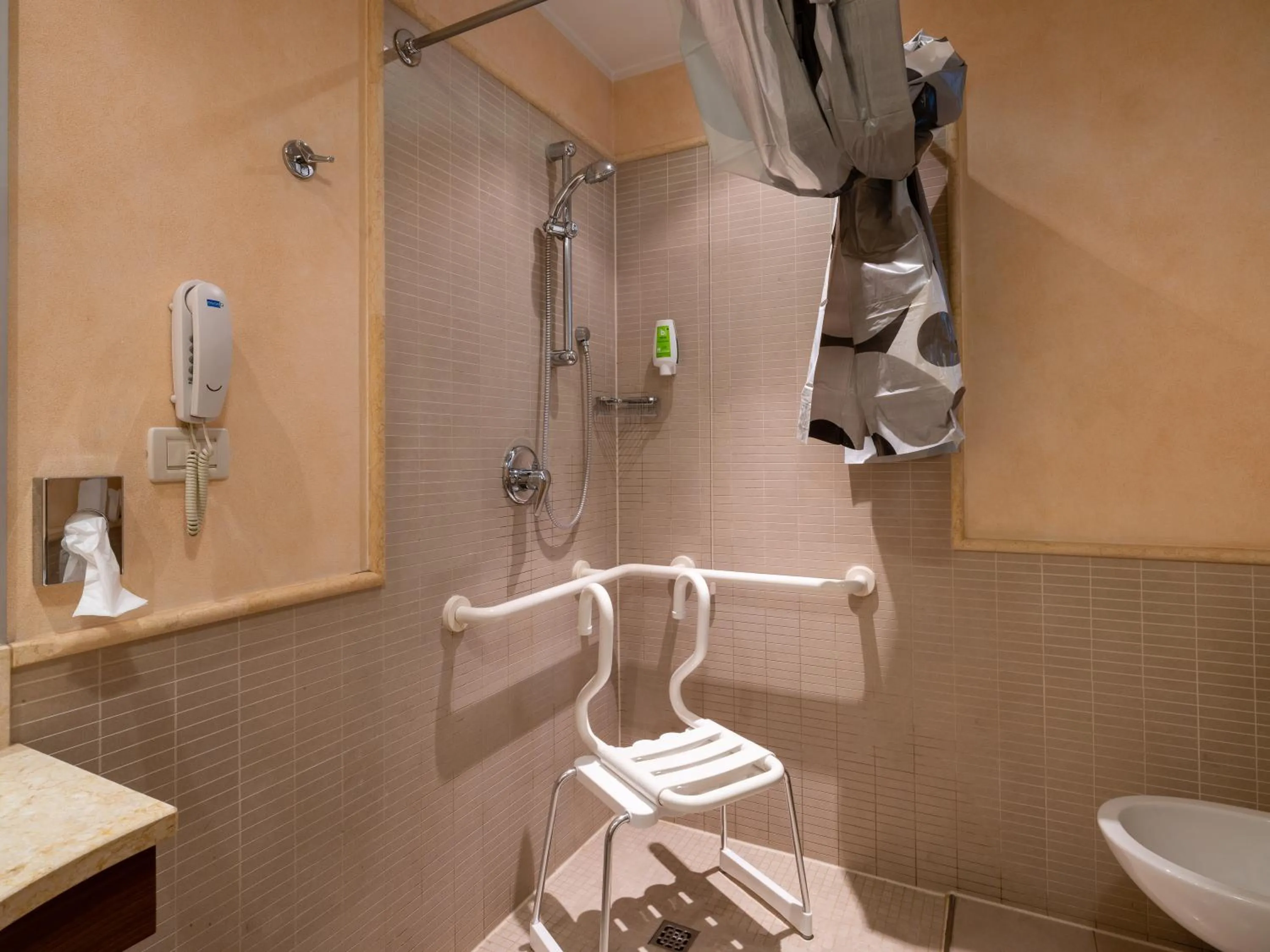 Shower in Parc Hotel Germano Suites & Apartments