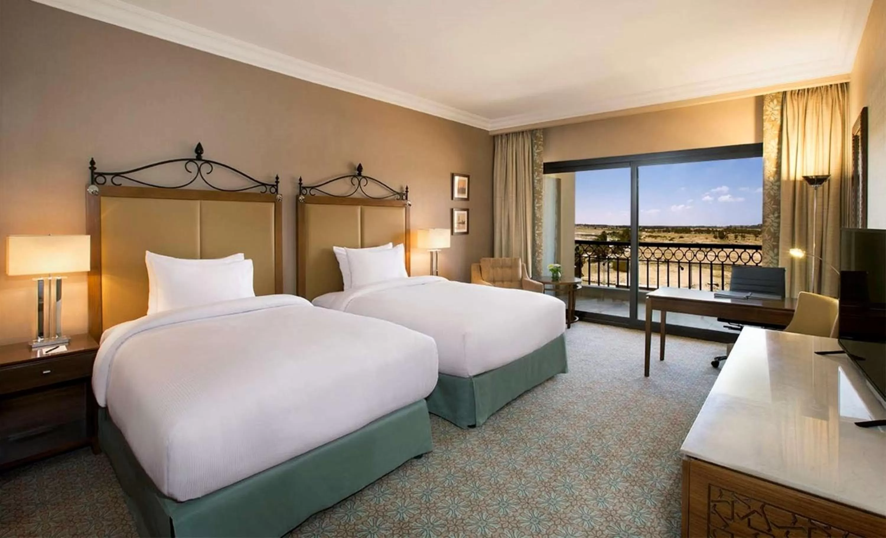 Bed in Hilton Alexandria King's Ranch Hotel