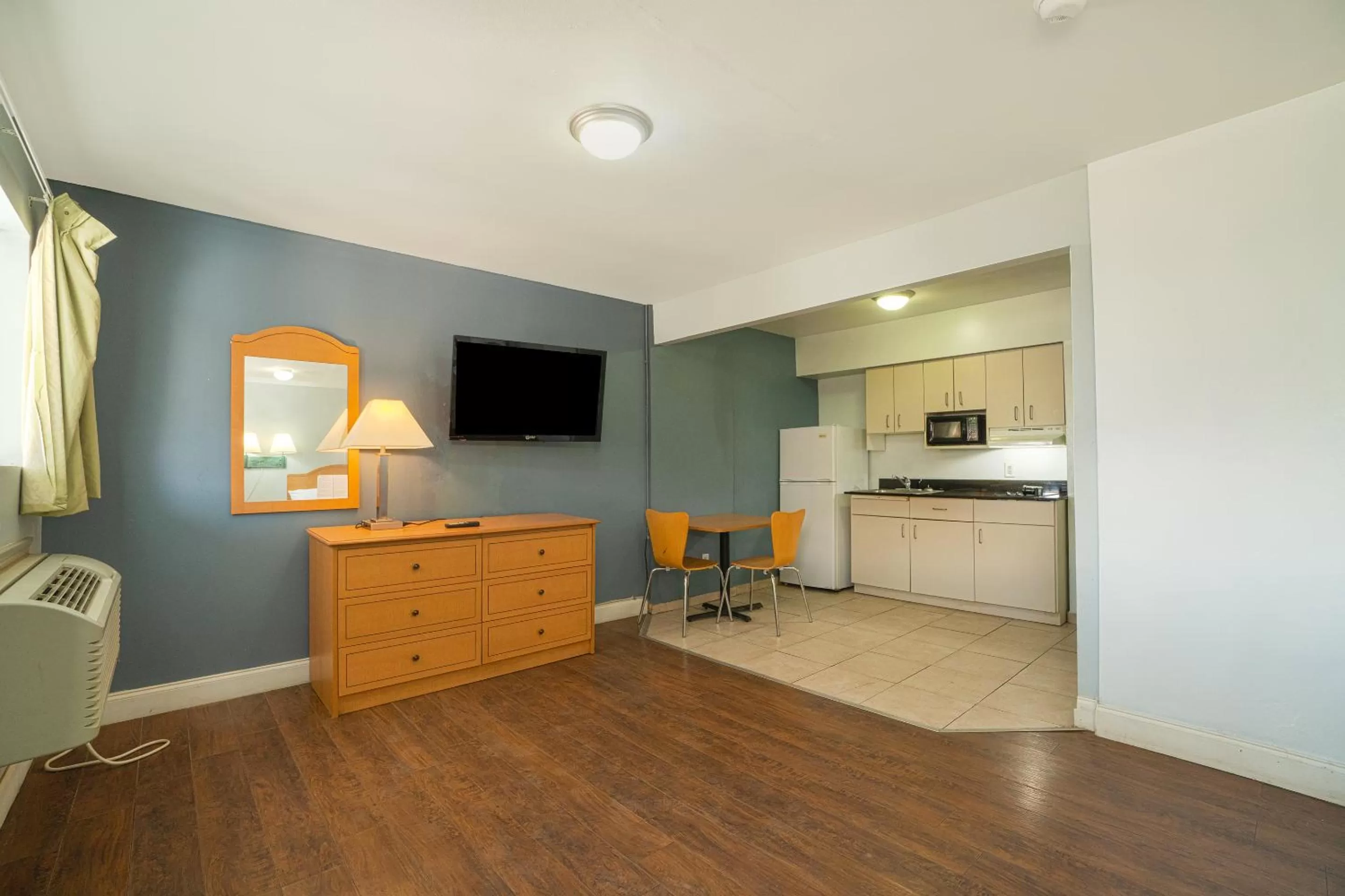 2 Full Beds Accessible with Kitchenette Non-Smoking in OYO Hotel Midland