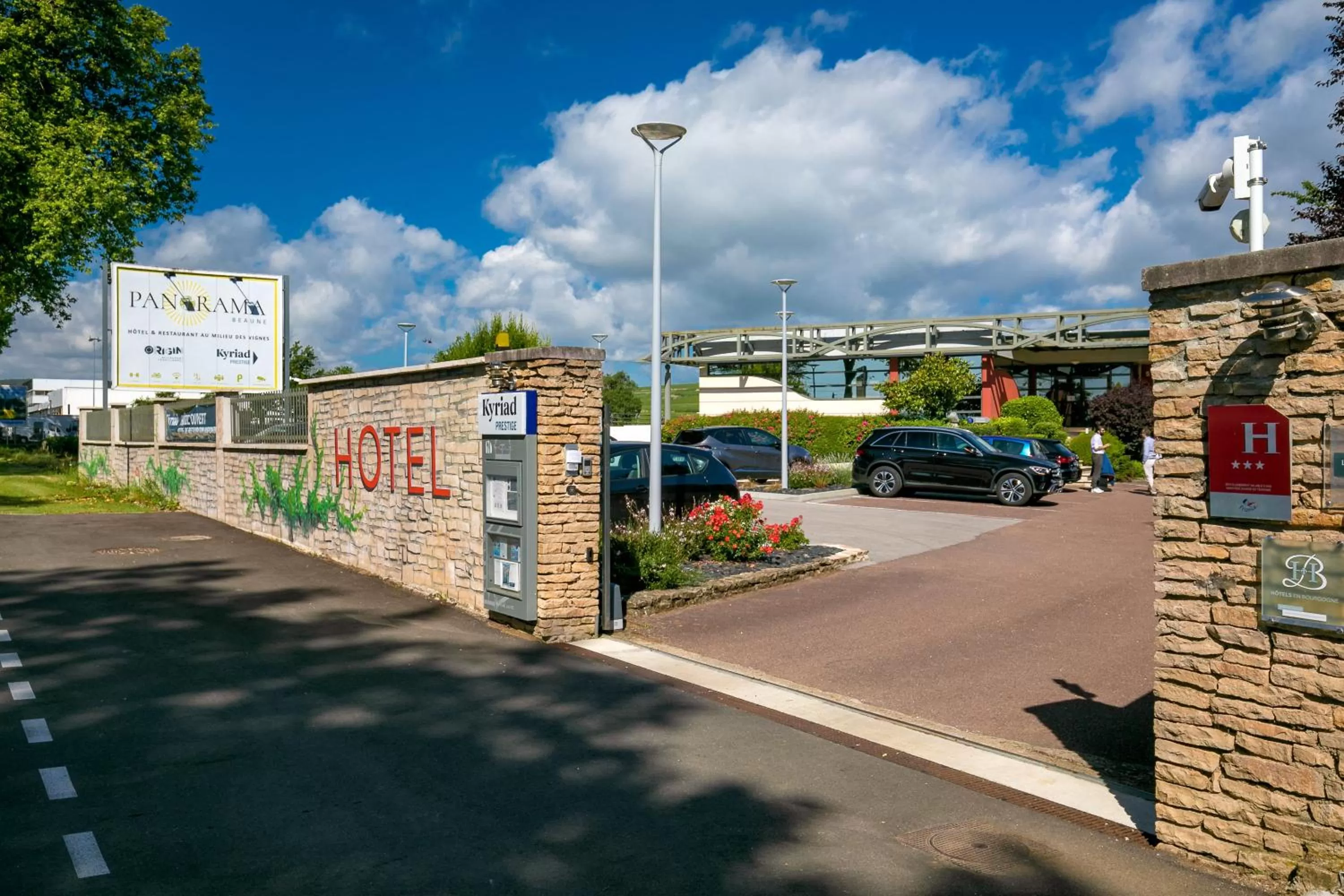 Facade/entrance in Kyriad Prestige Beaune le Panorama