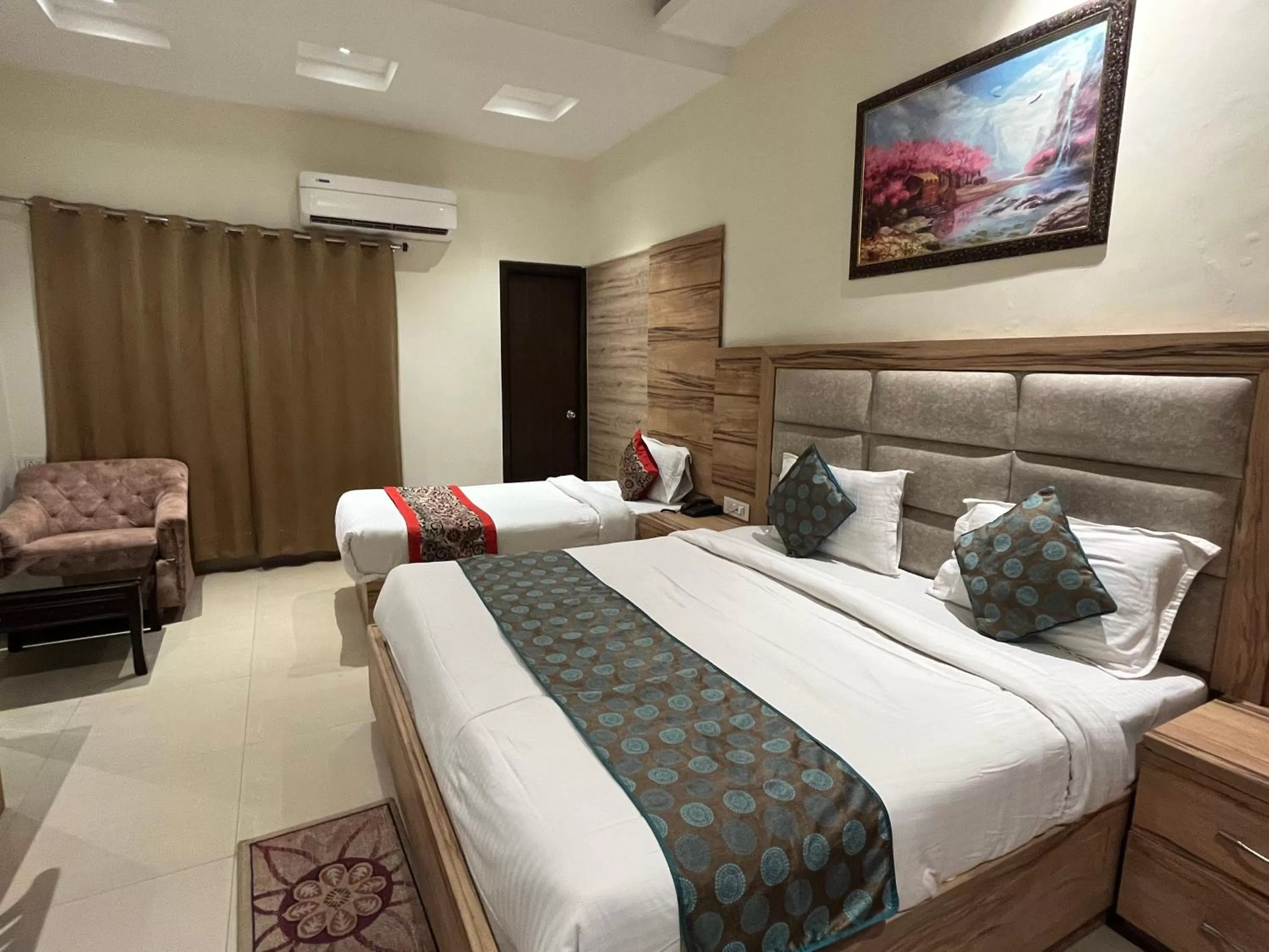 Photo of the whole room, Bed in Hotel Exotic - 5 min walk from Golden Temple