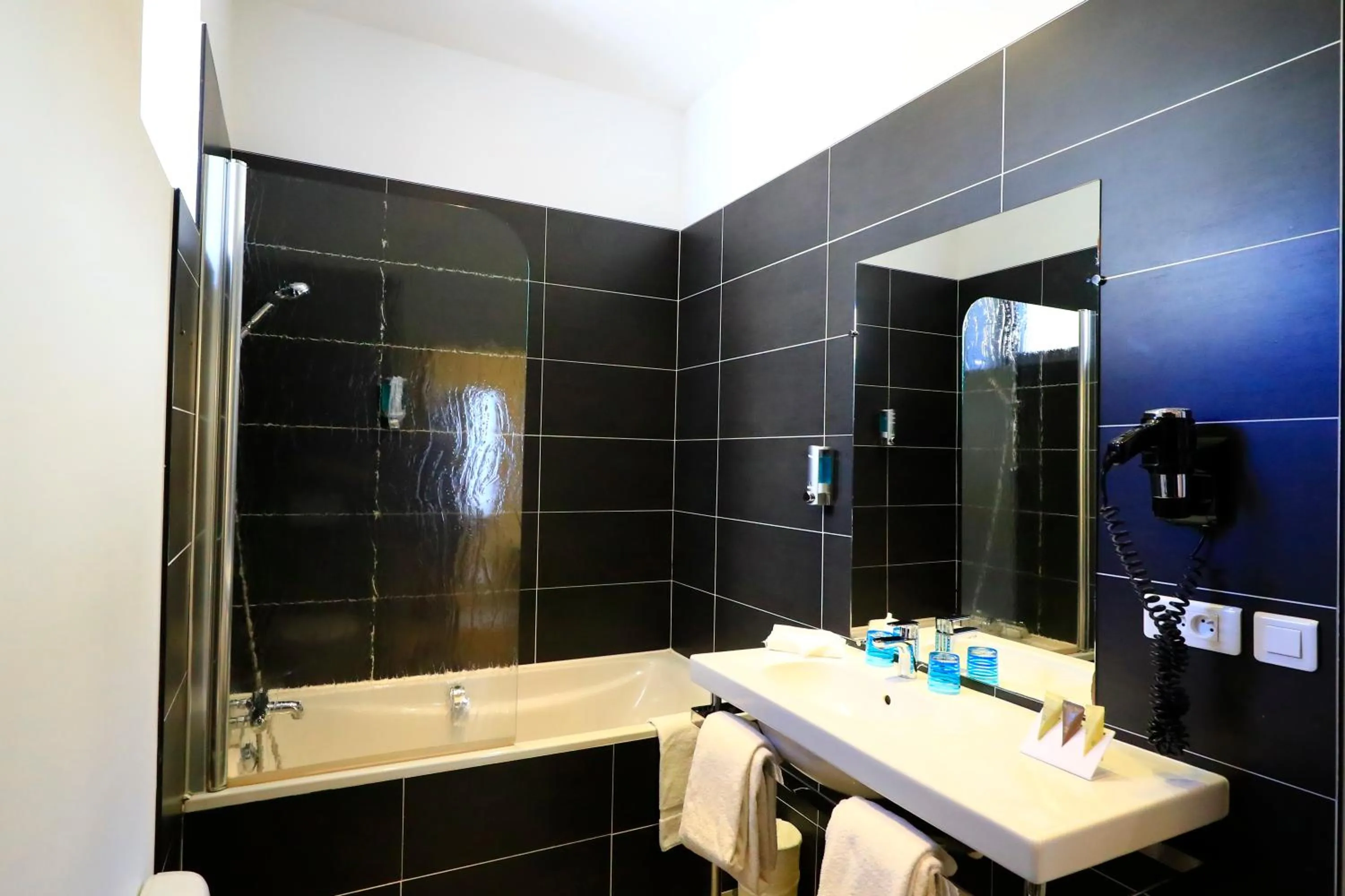 Bathroom in Hotel Le Renoir