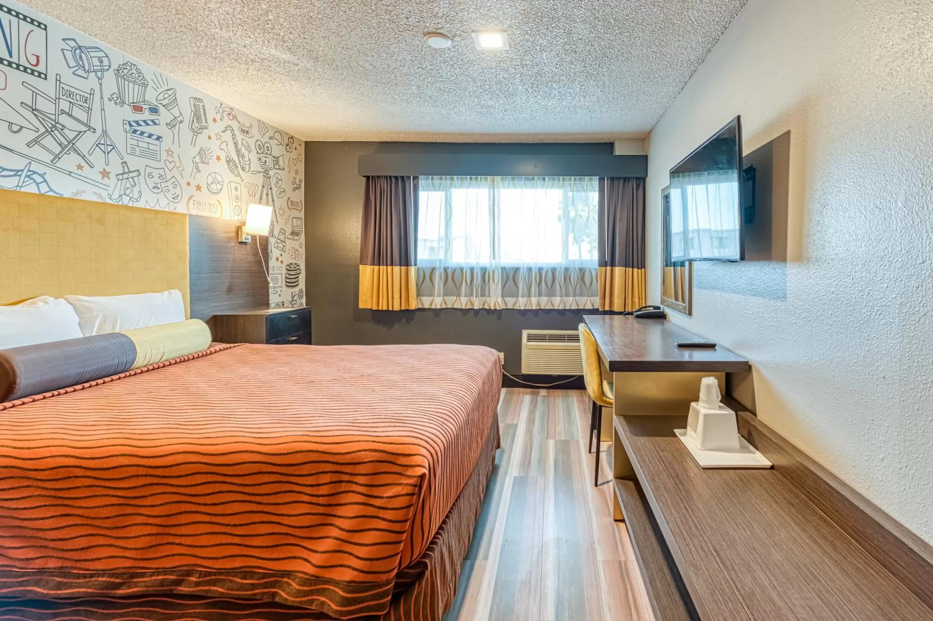 Bedroom, Bed in La Mirage Inn - Hollywood