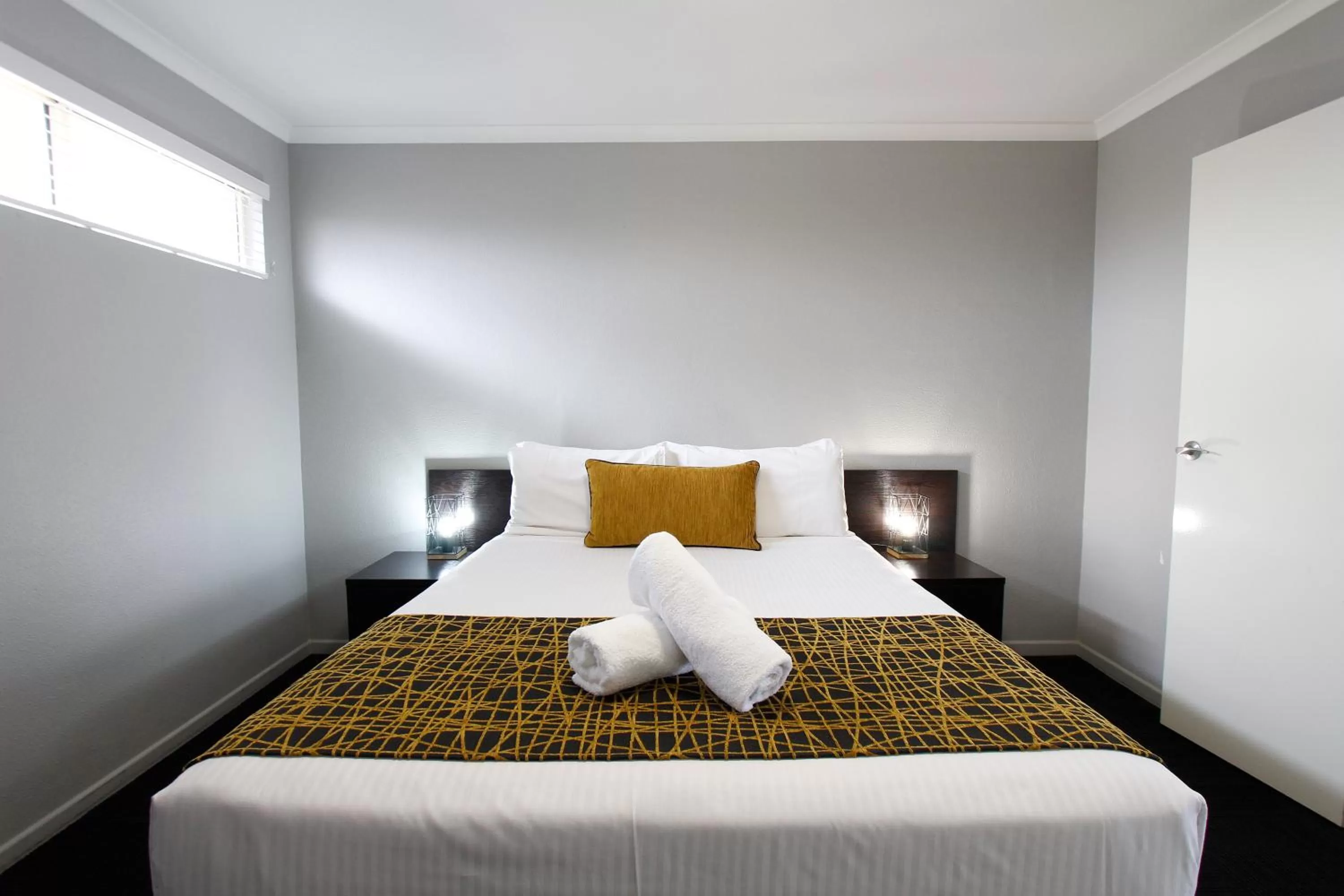 Bedroom, Bed in The Stirling Motel