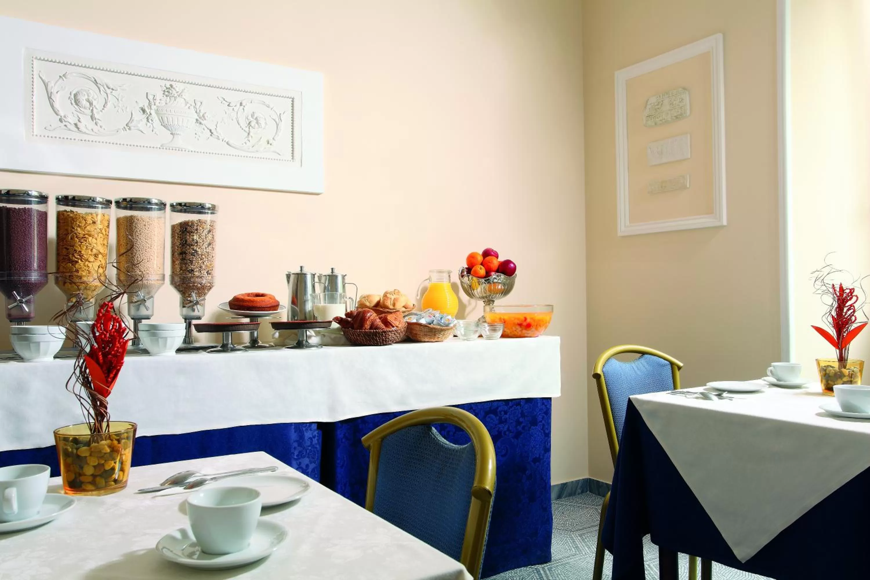 Restaurant/places to eat in Hotel Kennedy