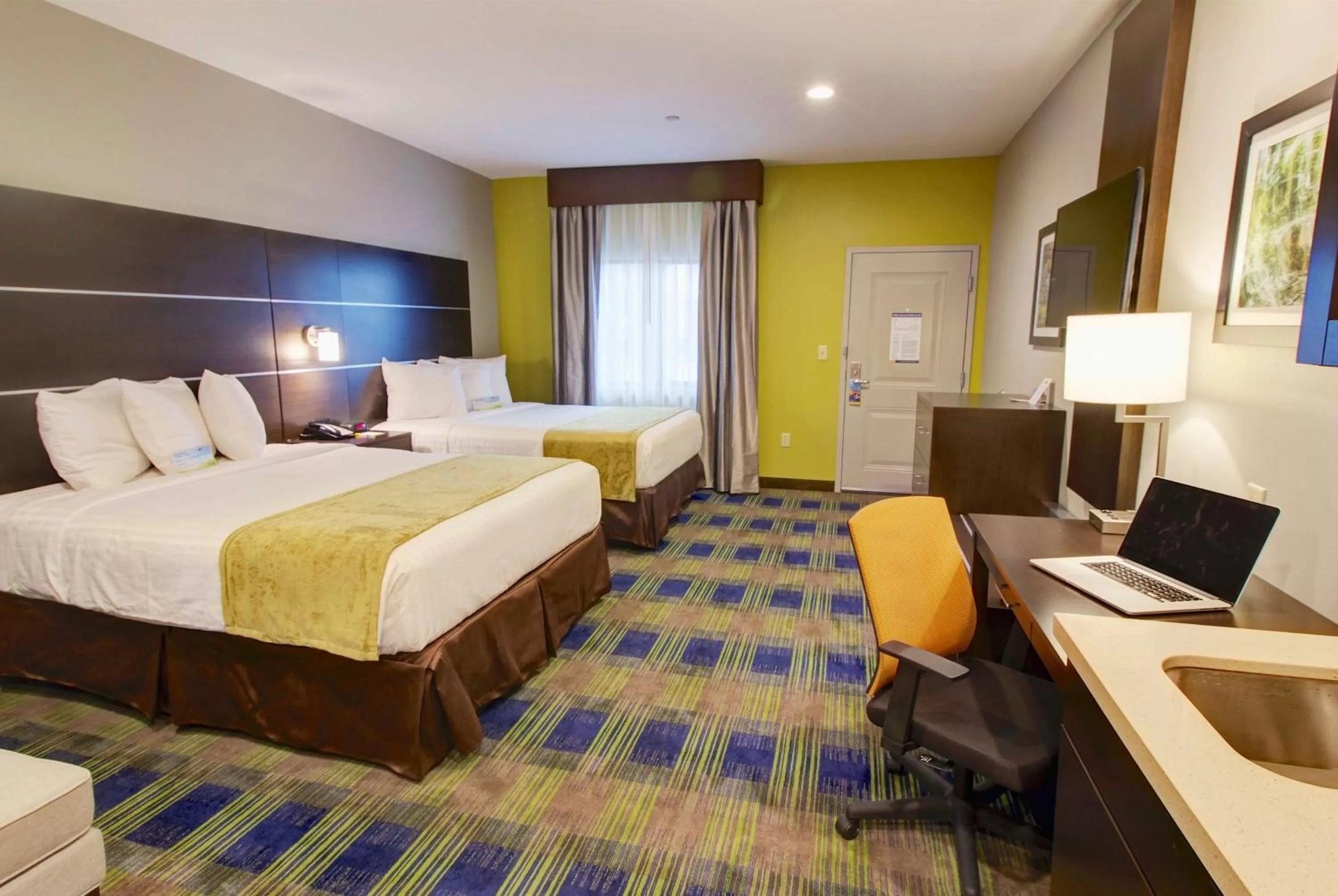 Photo of the whole room, Bed in Days Inn & Suites by Wyndham Port Arthur