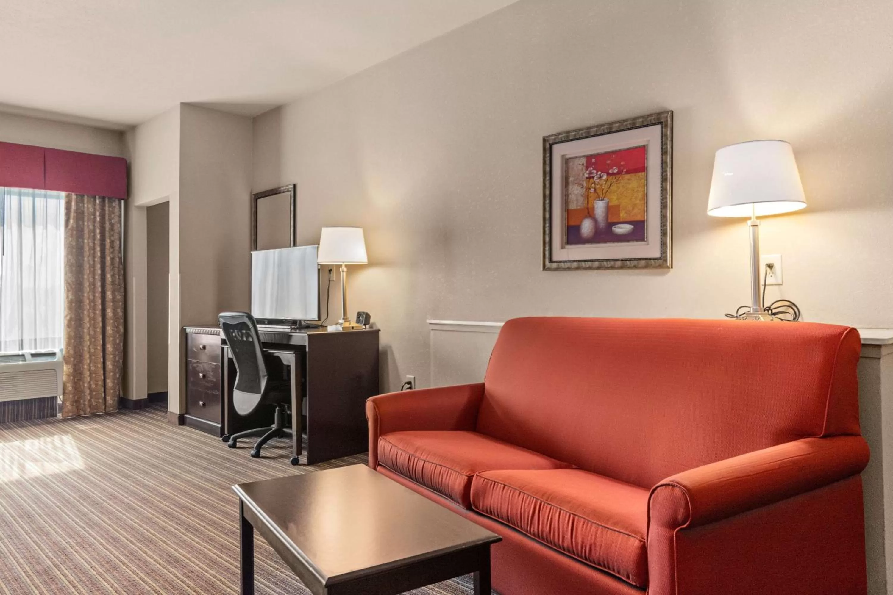 TV and multimedia in Portland Inn & Suites