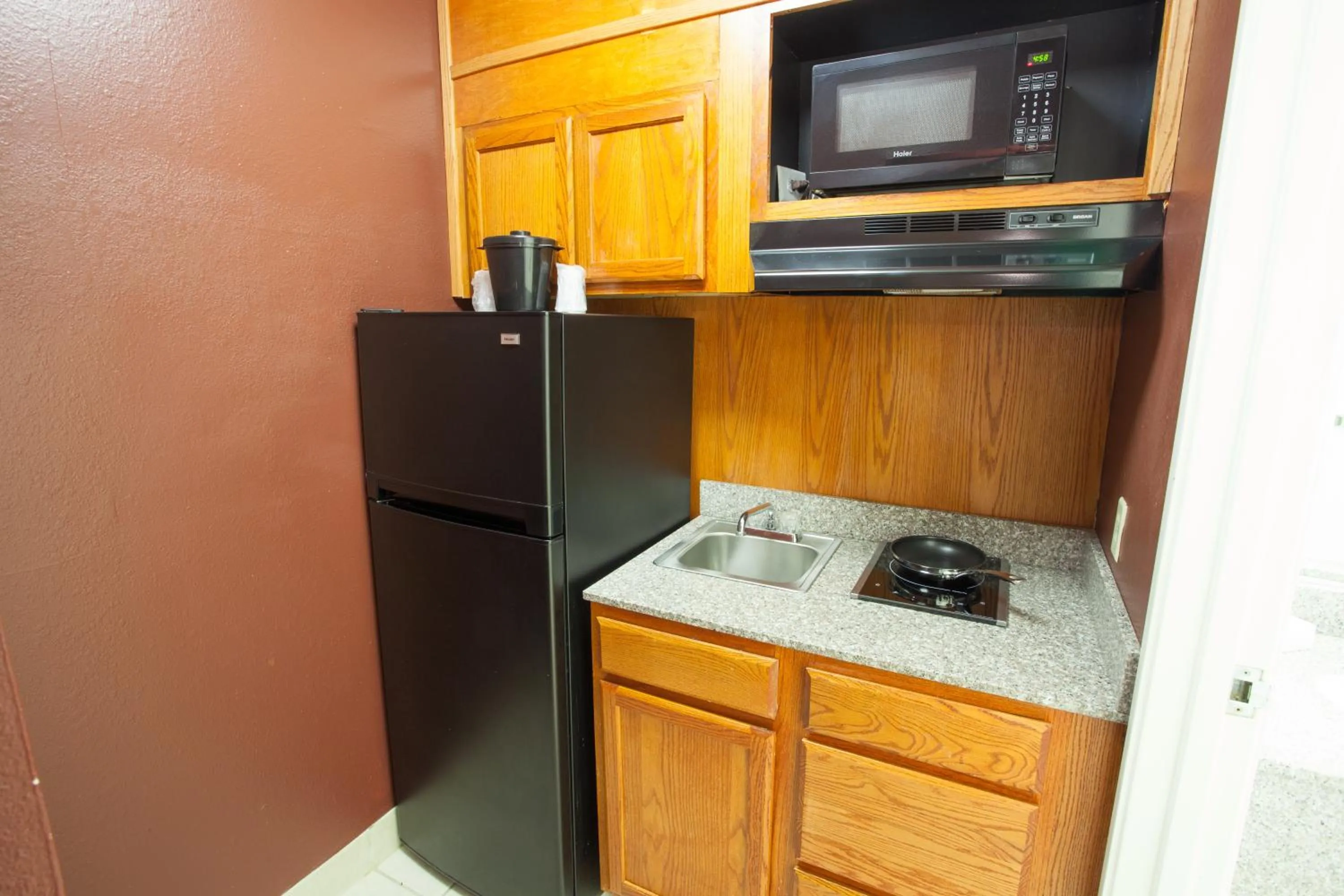 Kitchen or kitchenette, Kitchen/Kitchenette in Aviation Inn