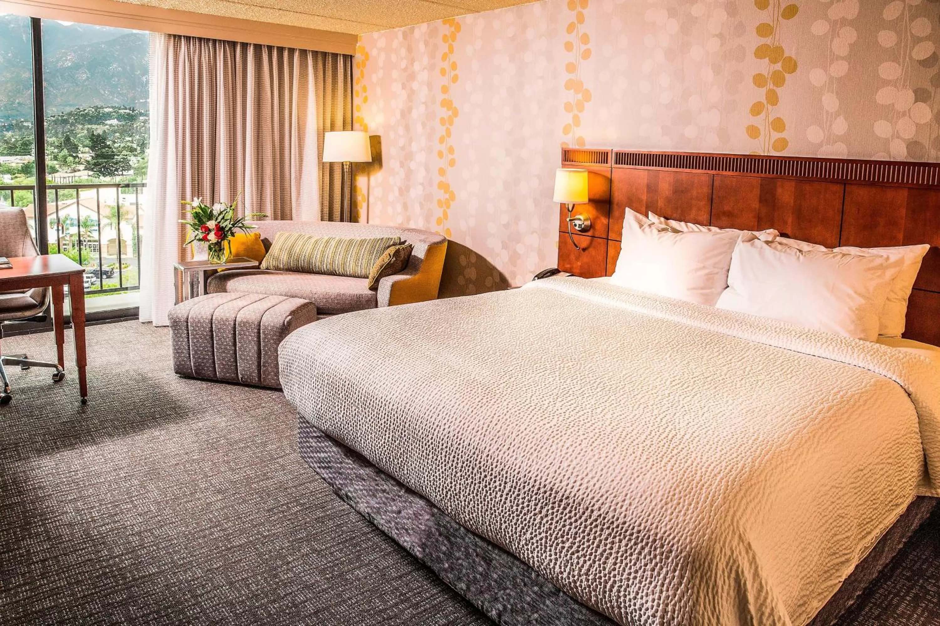 One-Bedroom Junior King Suite with Sofa Bed and City View in Courtyard by Marriott Los Angeles Pasadena/Monrovia