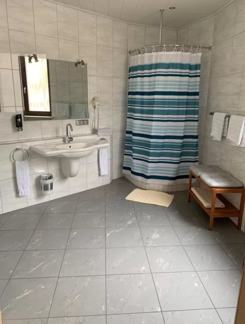 Bathroom in Hotel Deutsches Haus Lampertheim