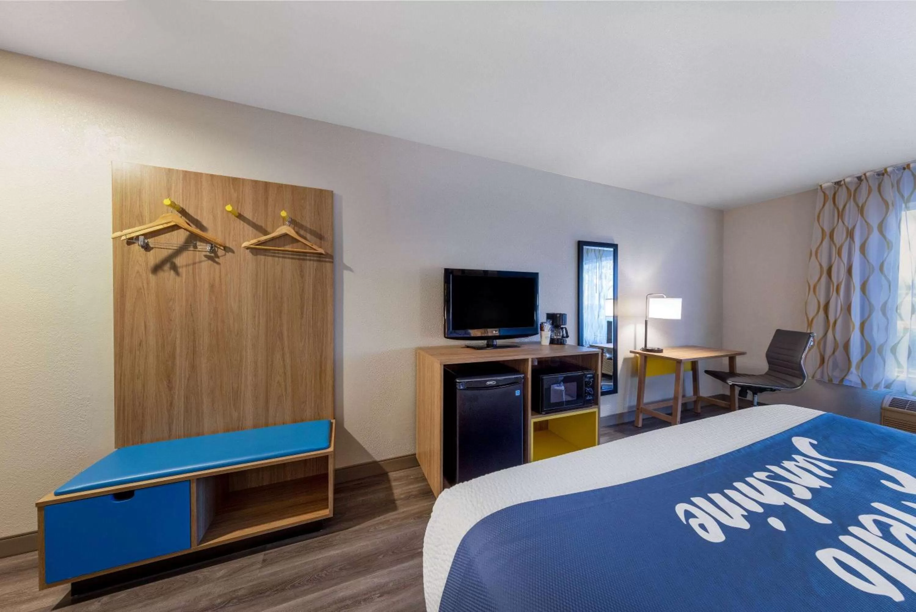 Photo of the whole room, Bed in Days Inn by Wyndham Lathrop