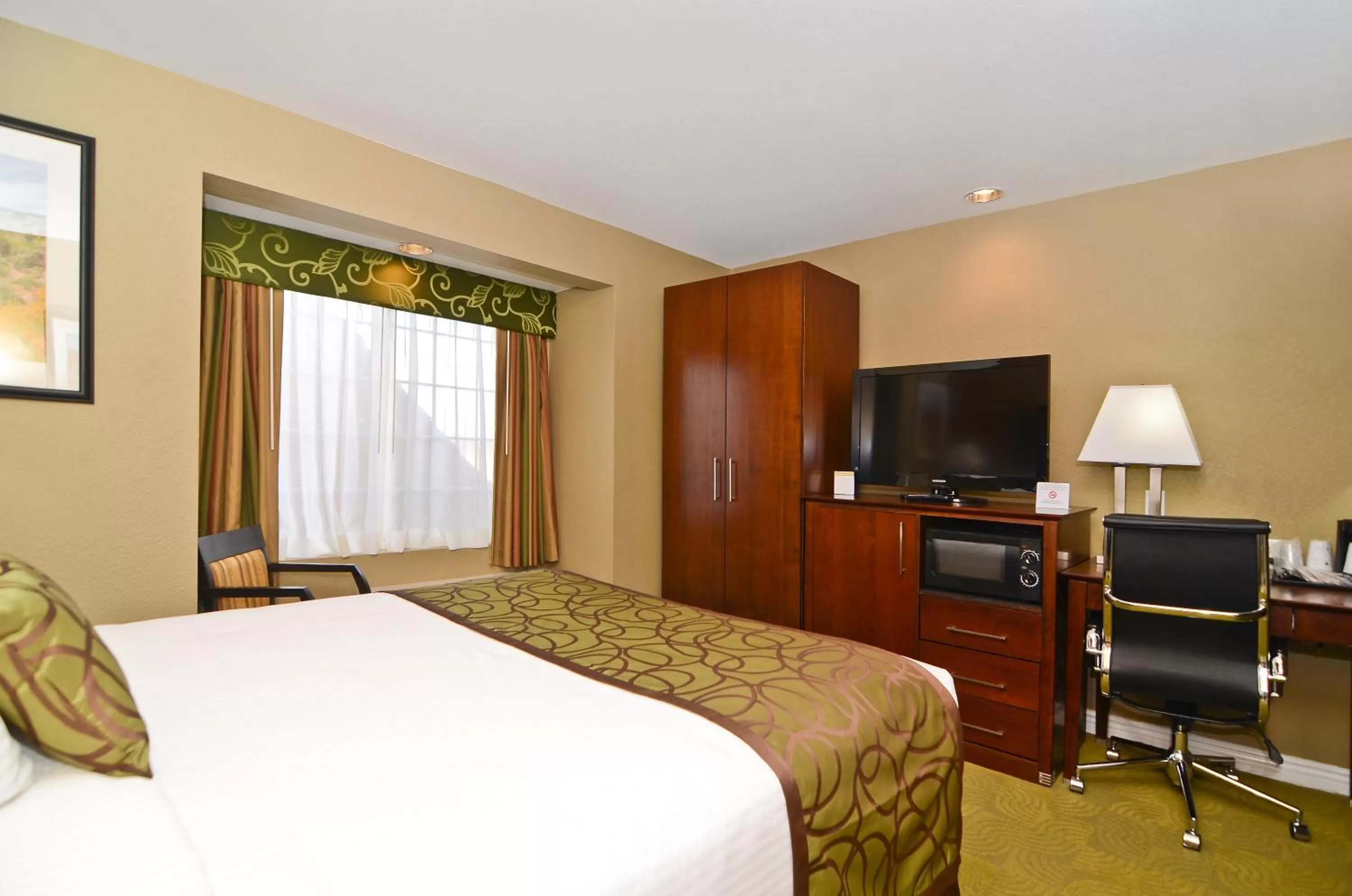 Queen Room in Best Western California City Inn & Suites