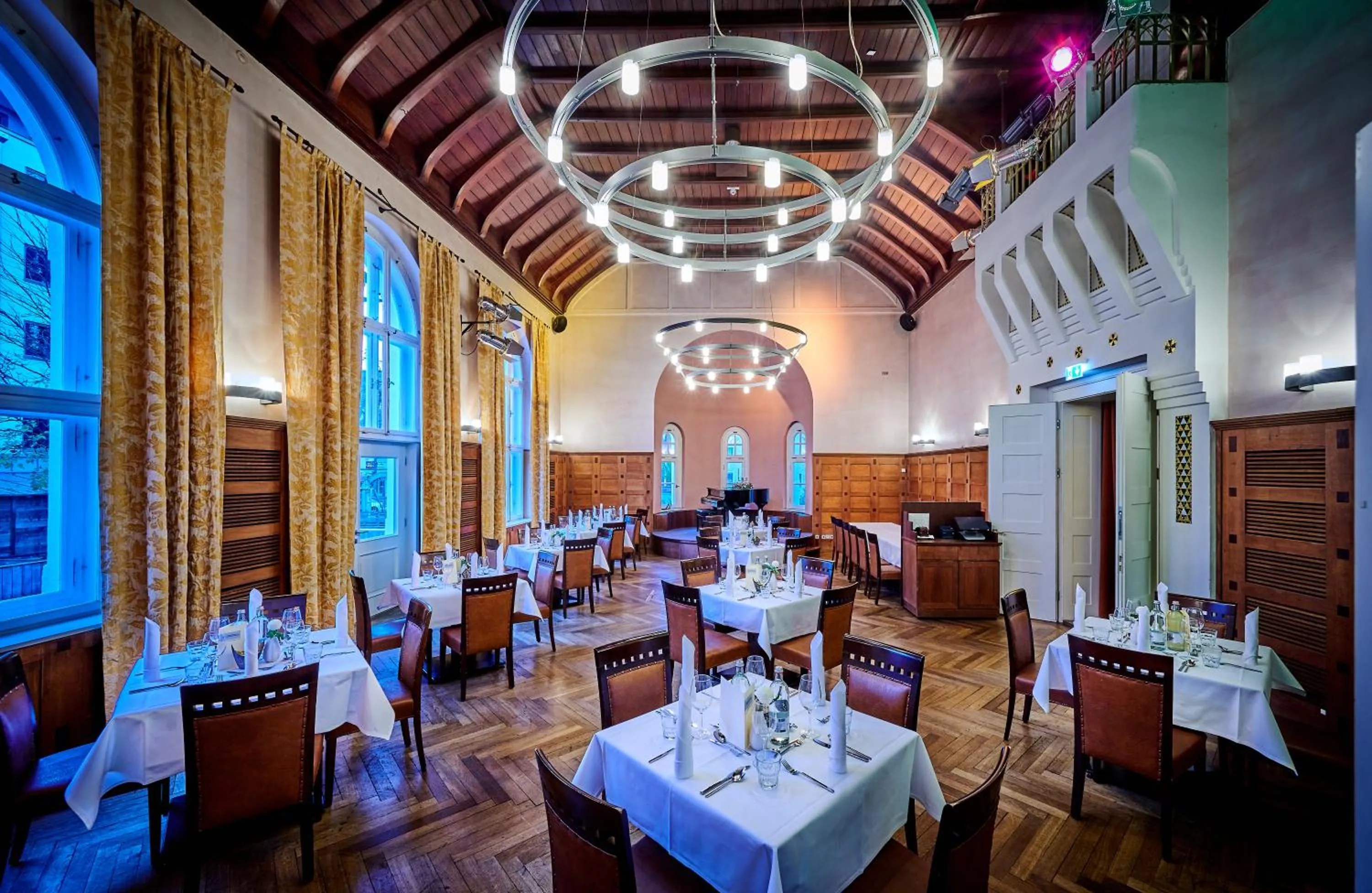 Restaurant/places to eat in Asam Hotel