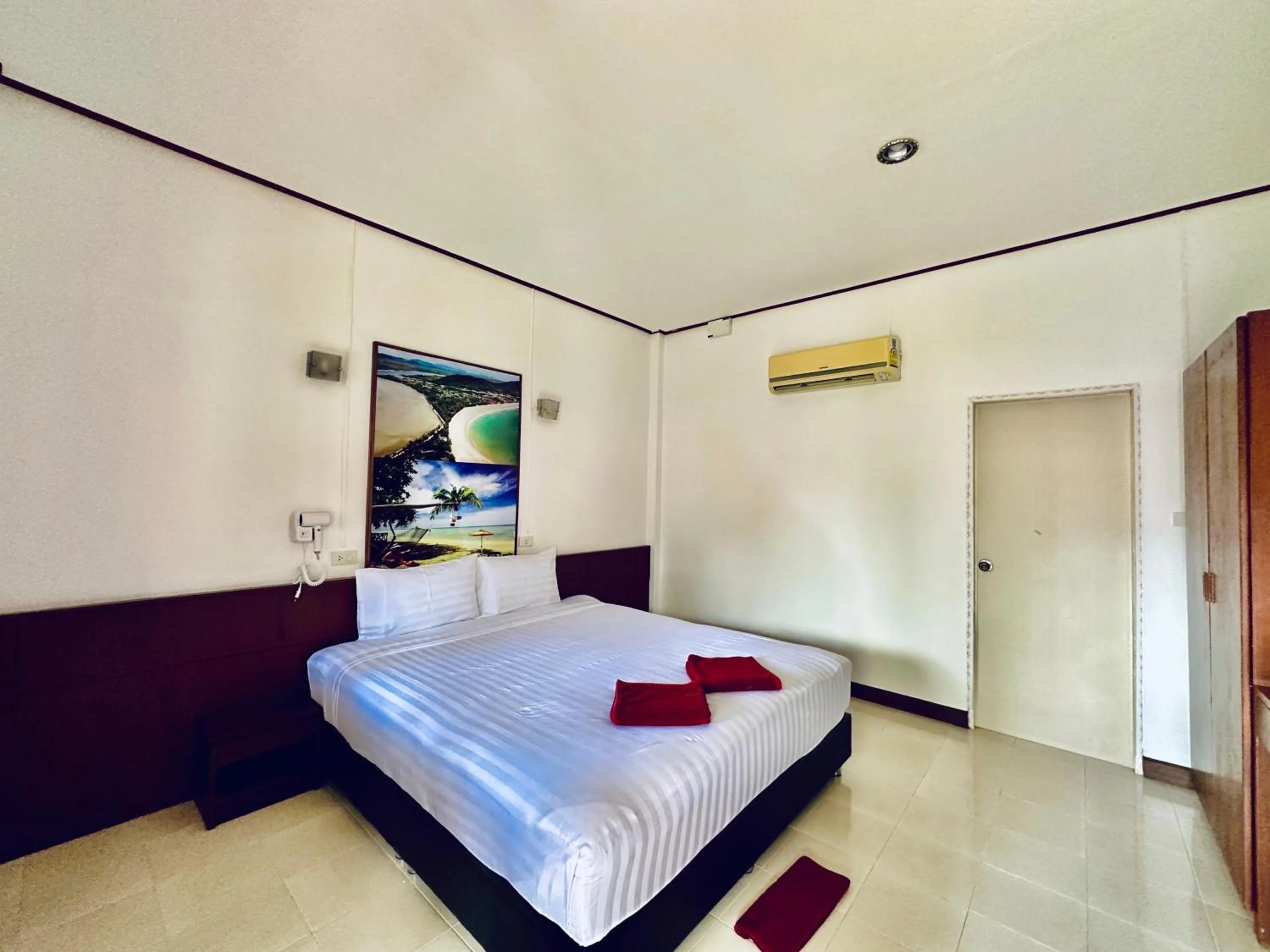 Bed in Lanta L.D. Beach Bungalow