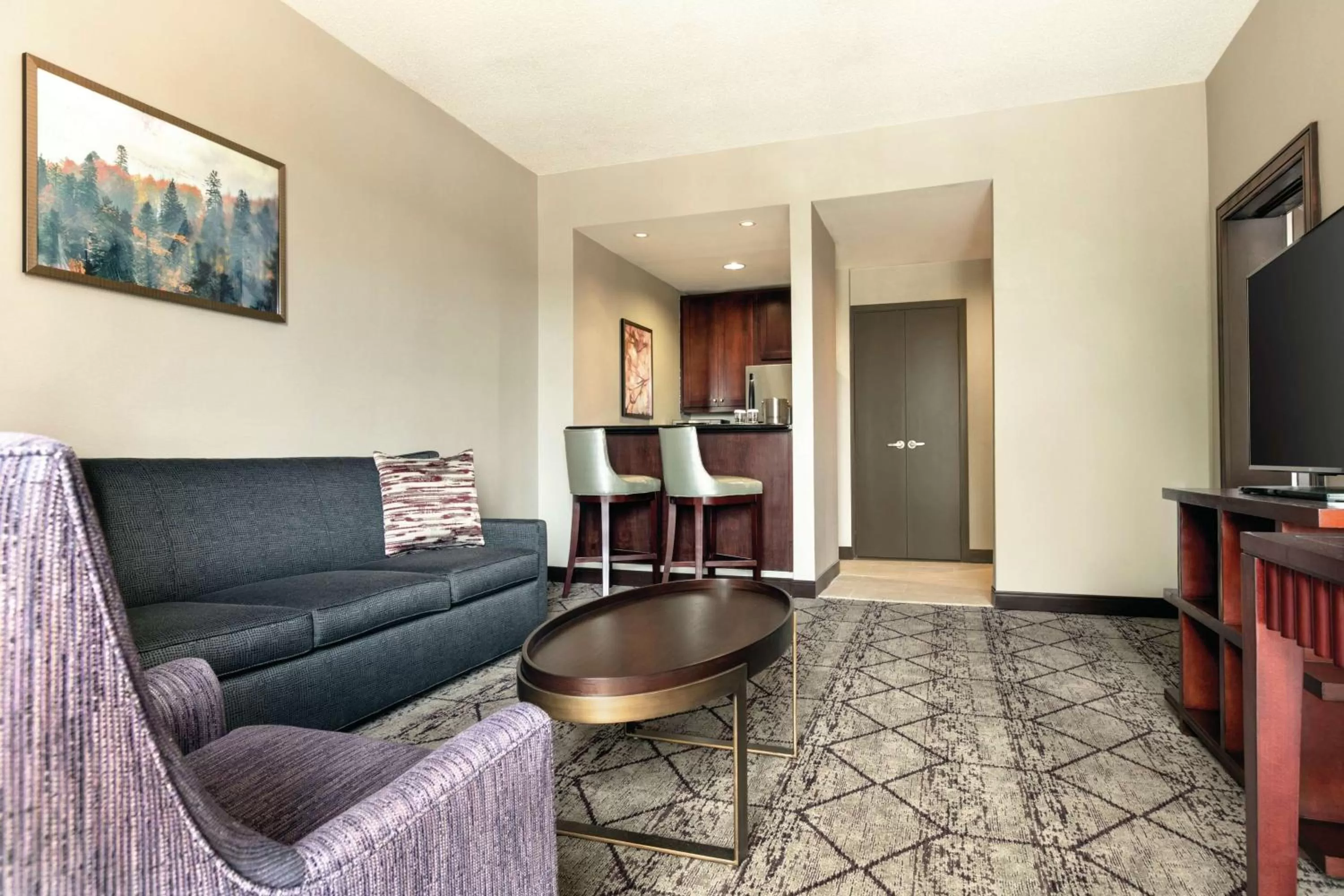 Living room in DoubleTree by Hilton Atlanta Northeast/Northlake