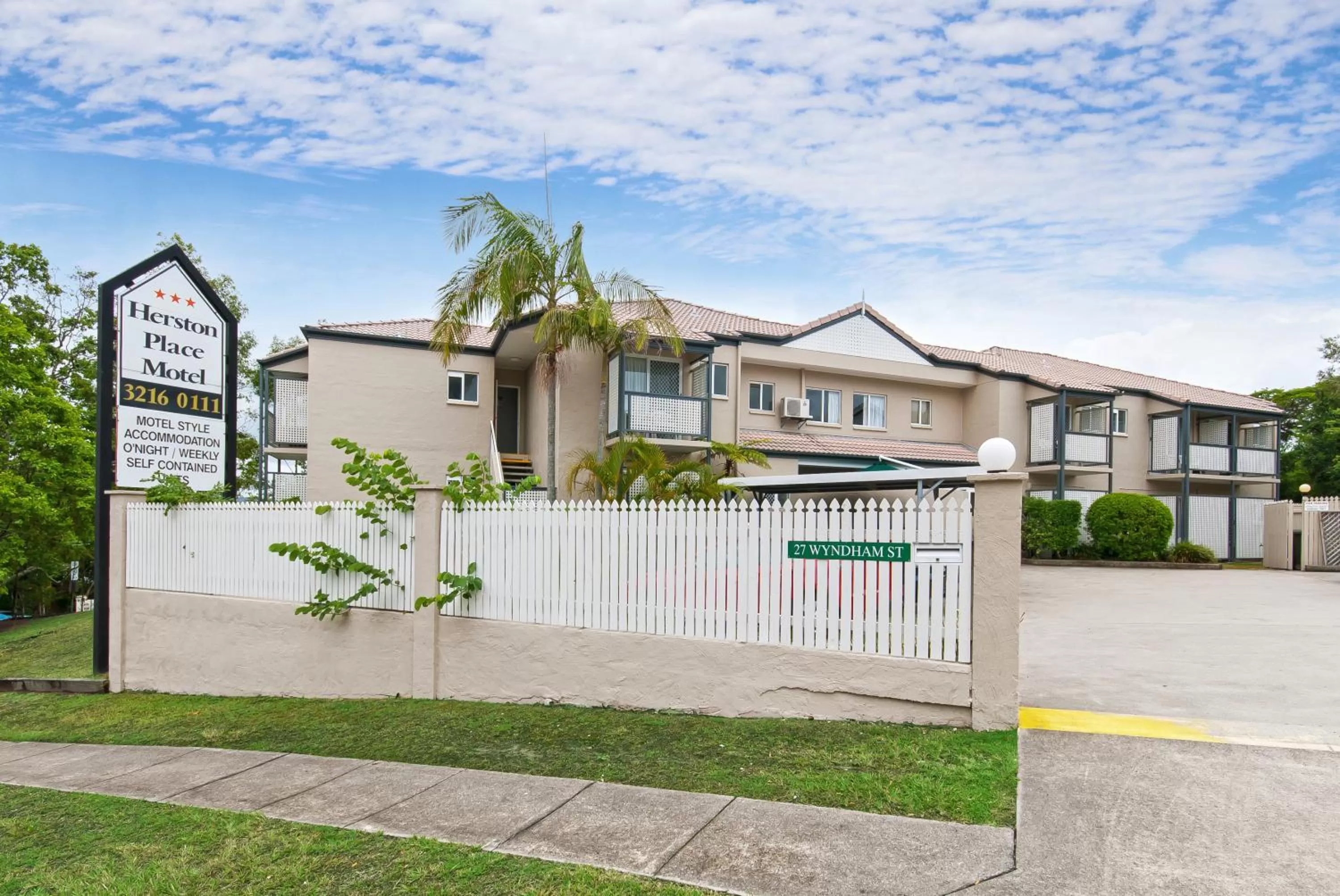 Facade/entrance in Herston Place Motel