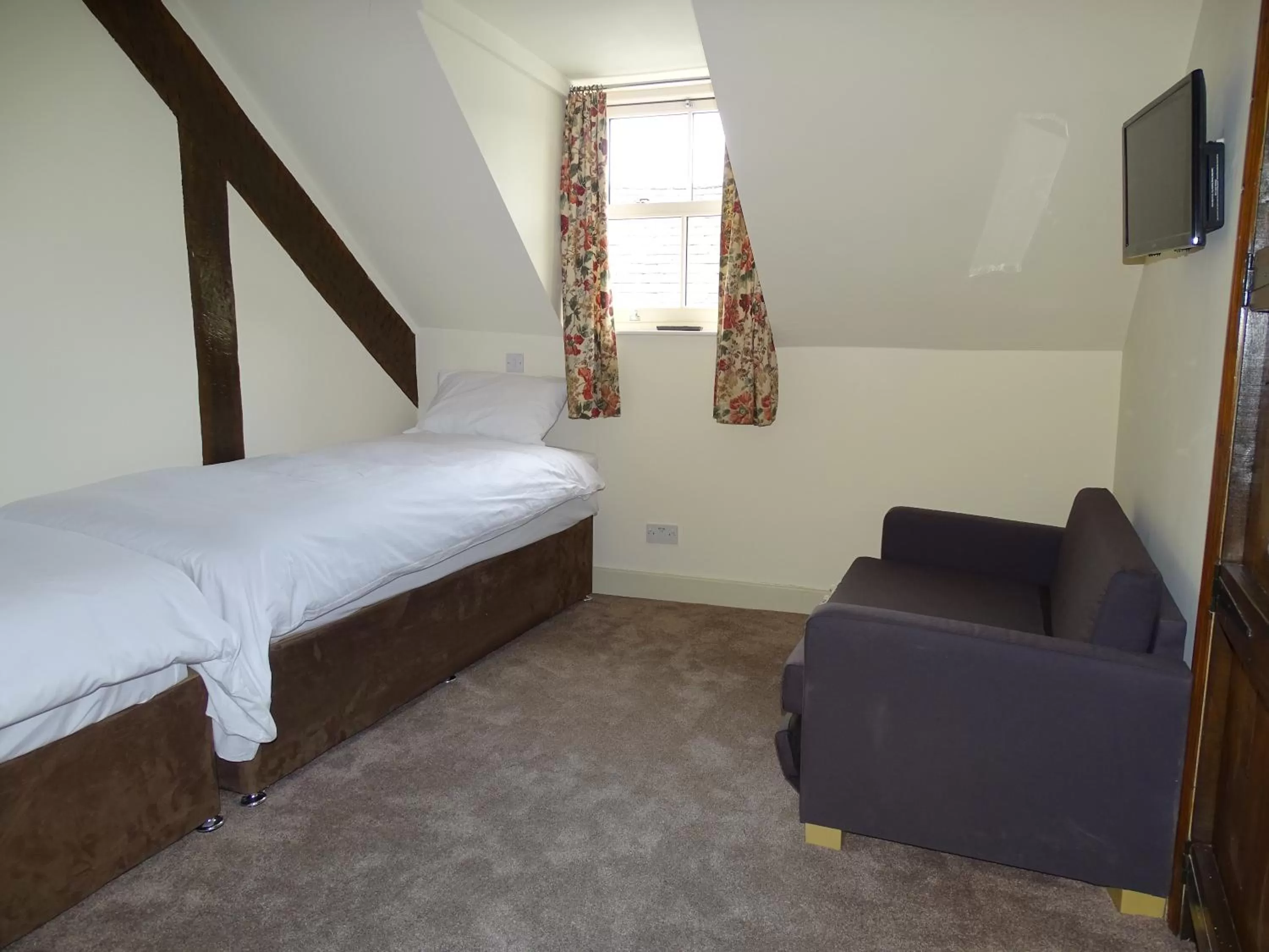 Bedroom, Bed in Ellesmere Hotel