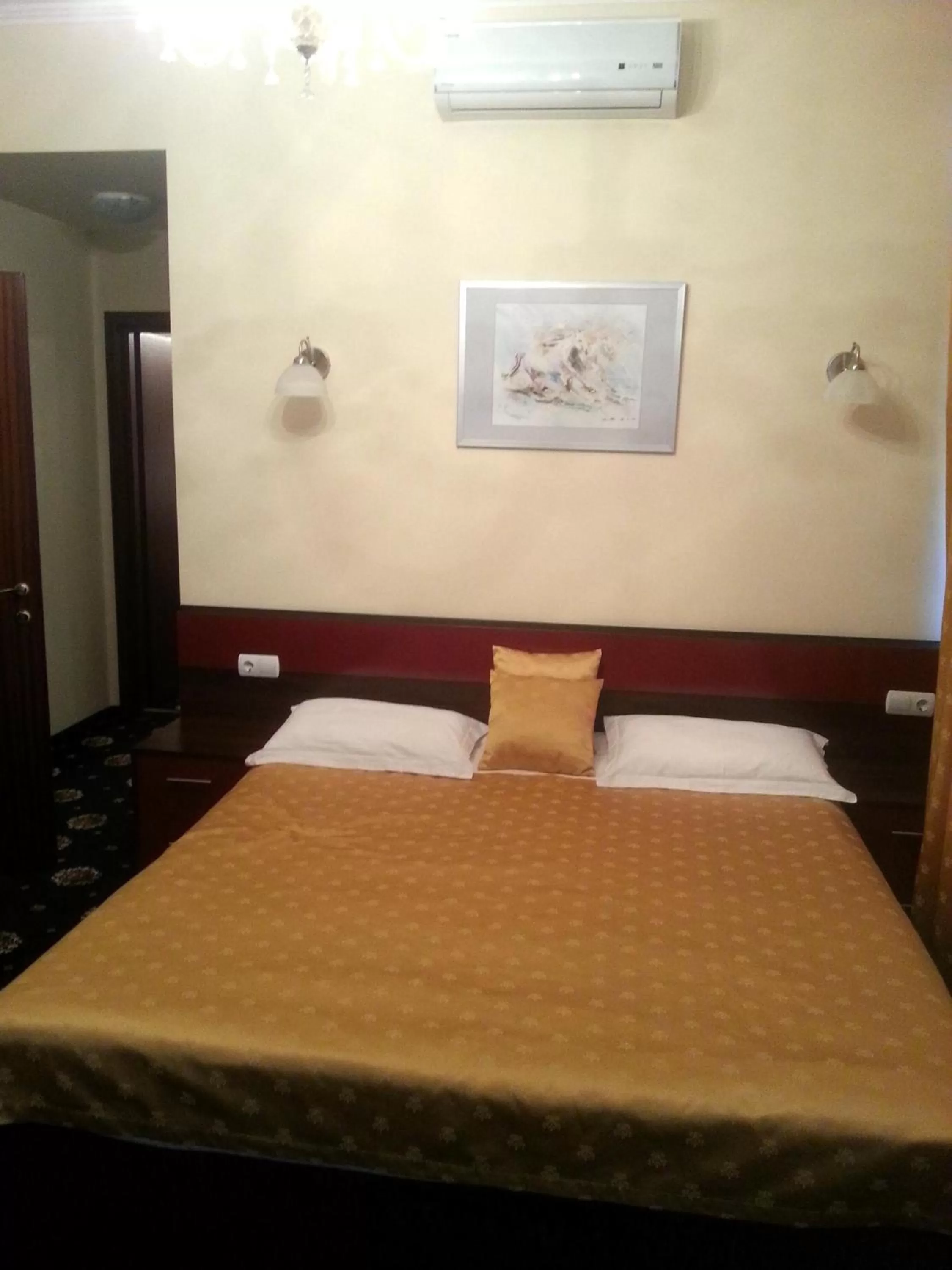 Bed in Manhattan Hotel & Restaurant