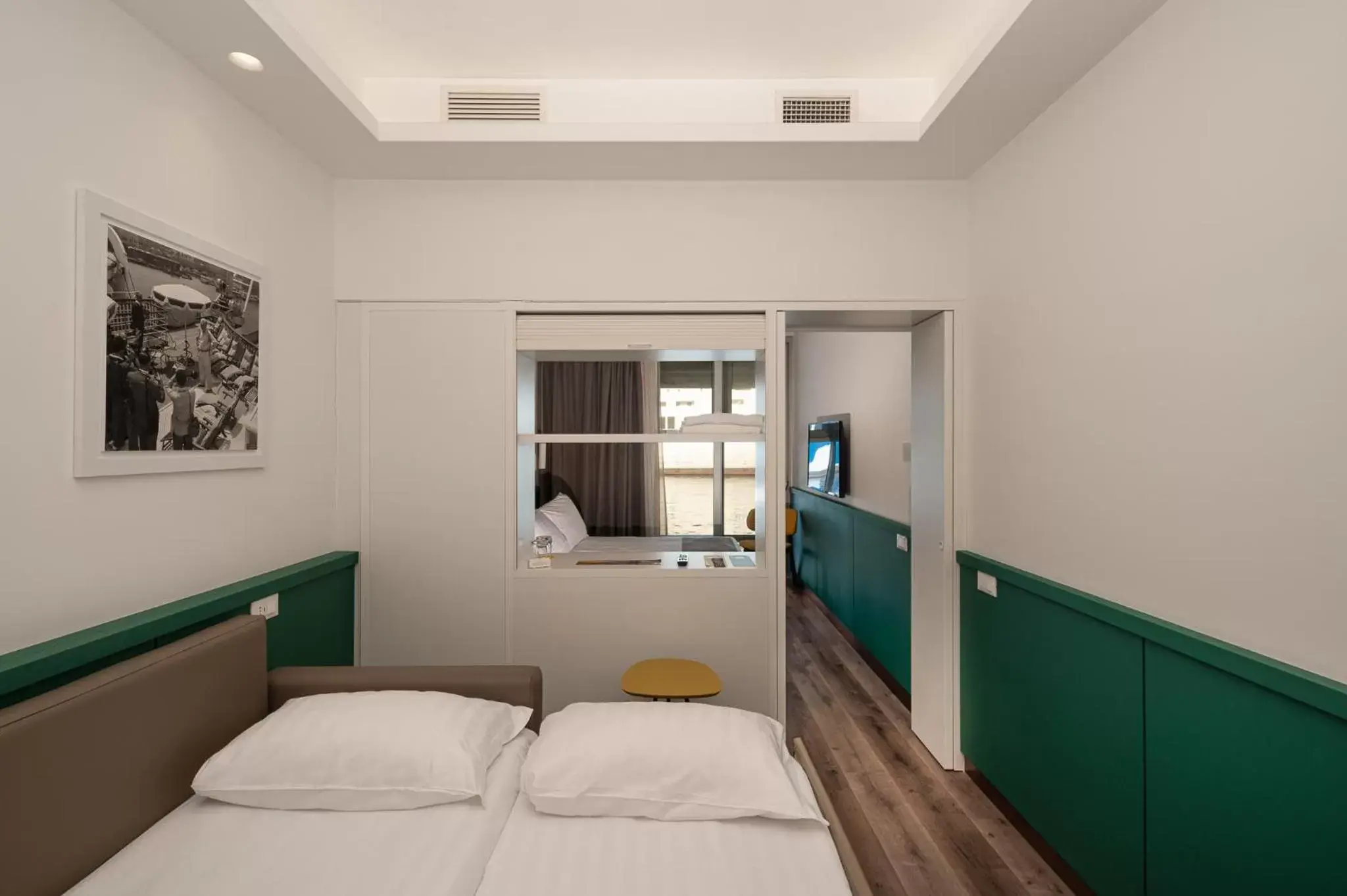 Standard Quadruple Room in Smart Hotel Napoli Standard Quadruple Room in Smart Hotel Napoli