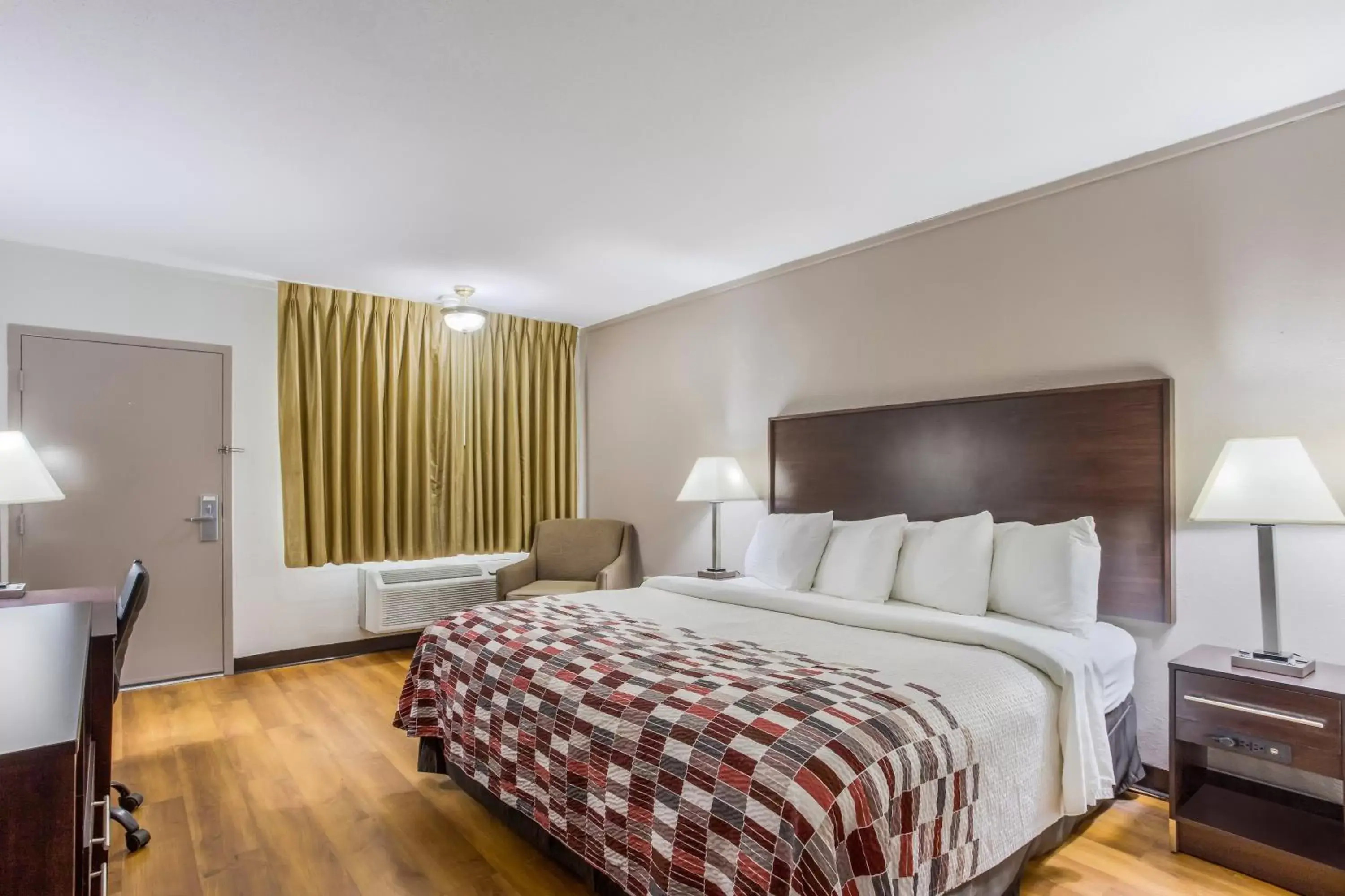 Deluxe King Room - Smoking in Red Roof Inn Meridian Deluxe King Room - Smoking in Red Roof Inn Meridian