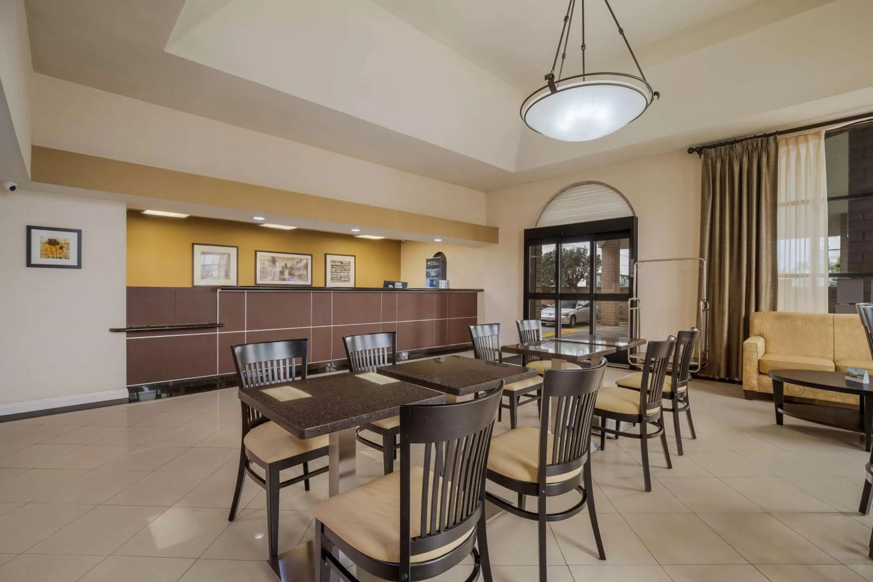 Lobby or reception in Best Western Norwalk Inn