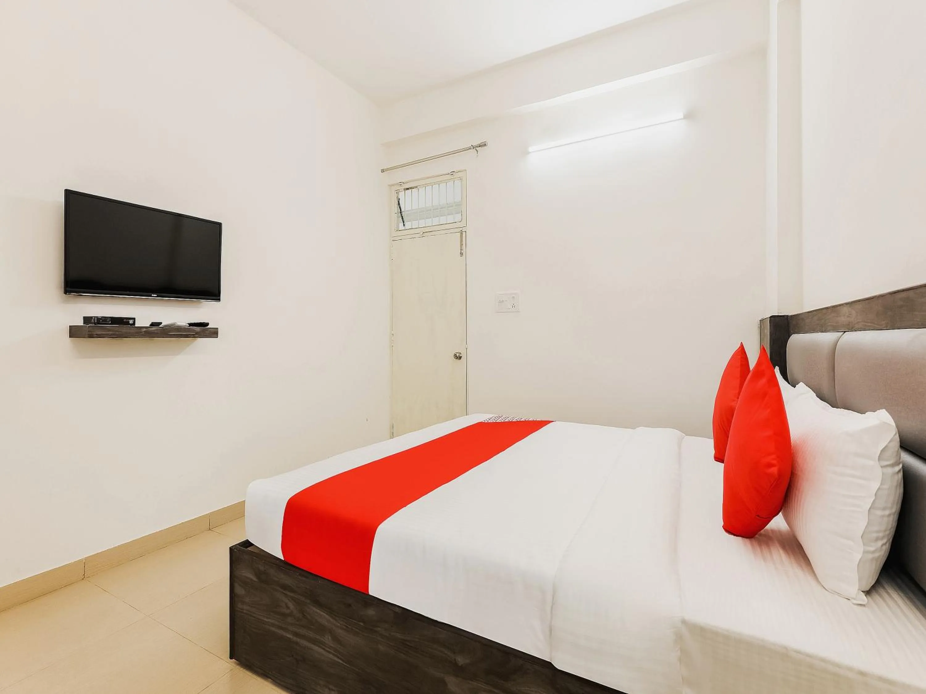 Bedroom, Bed in Tunez