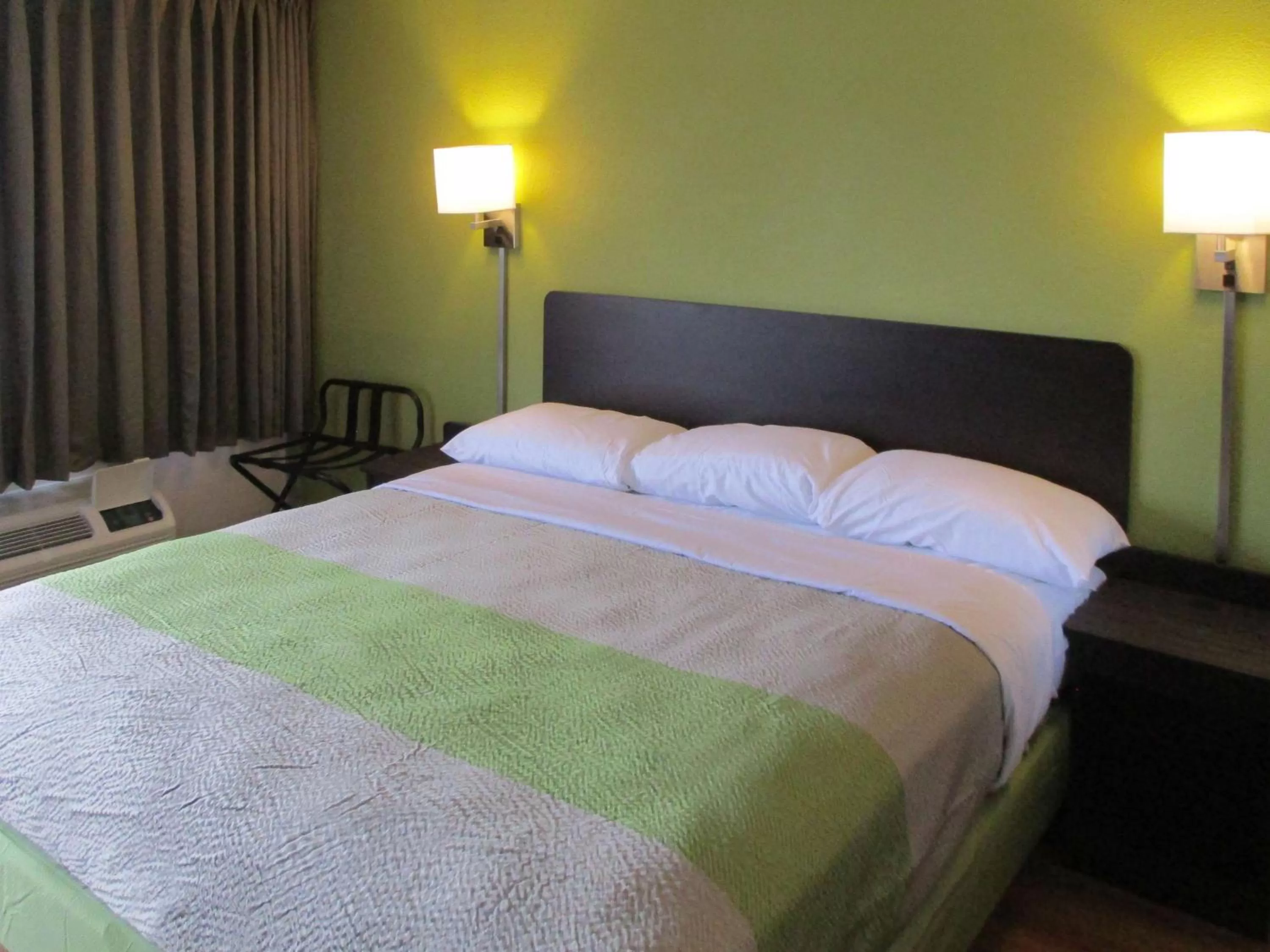 Photo of the whole room, Bed in Motel 6-Chilhowie, VA