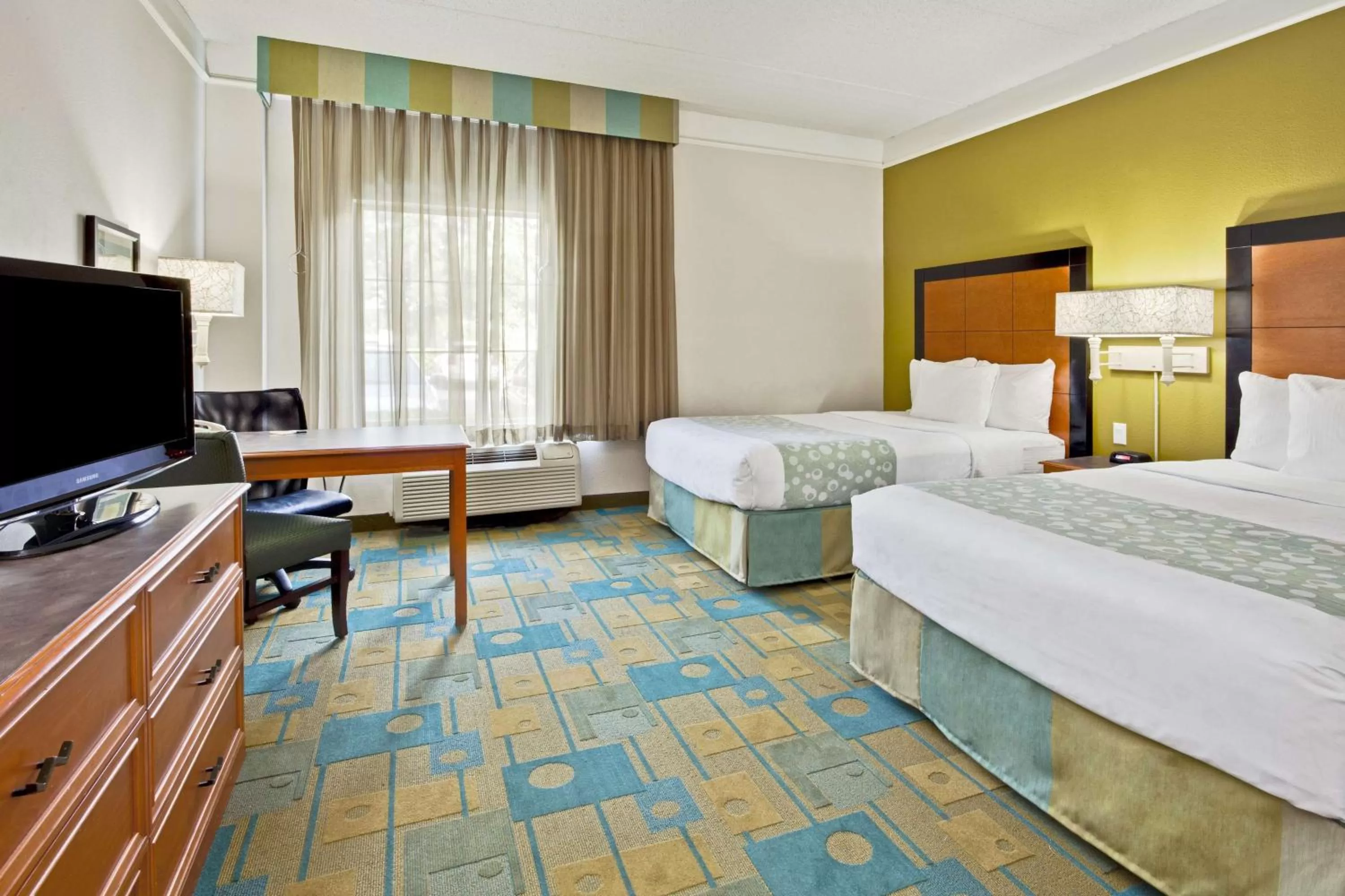 Photo of the whole room, Bed in La Quinta by Wyndham Ft. Lauderdale Airport