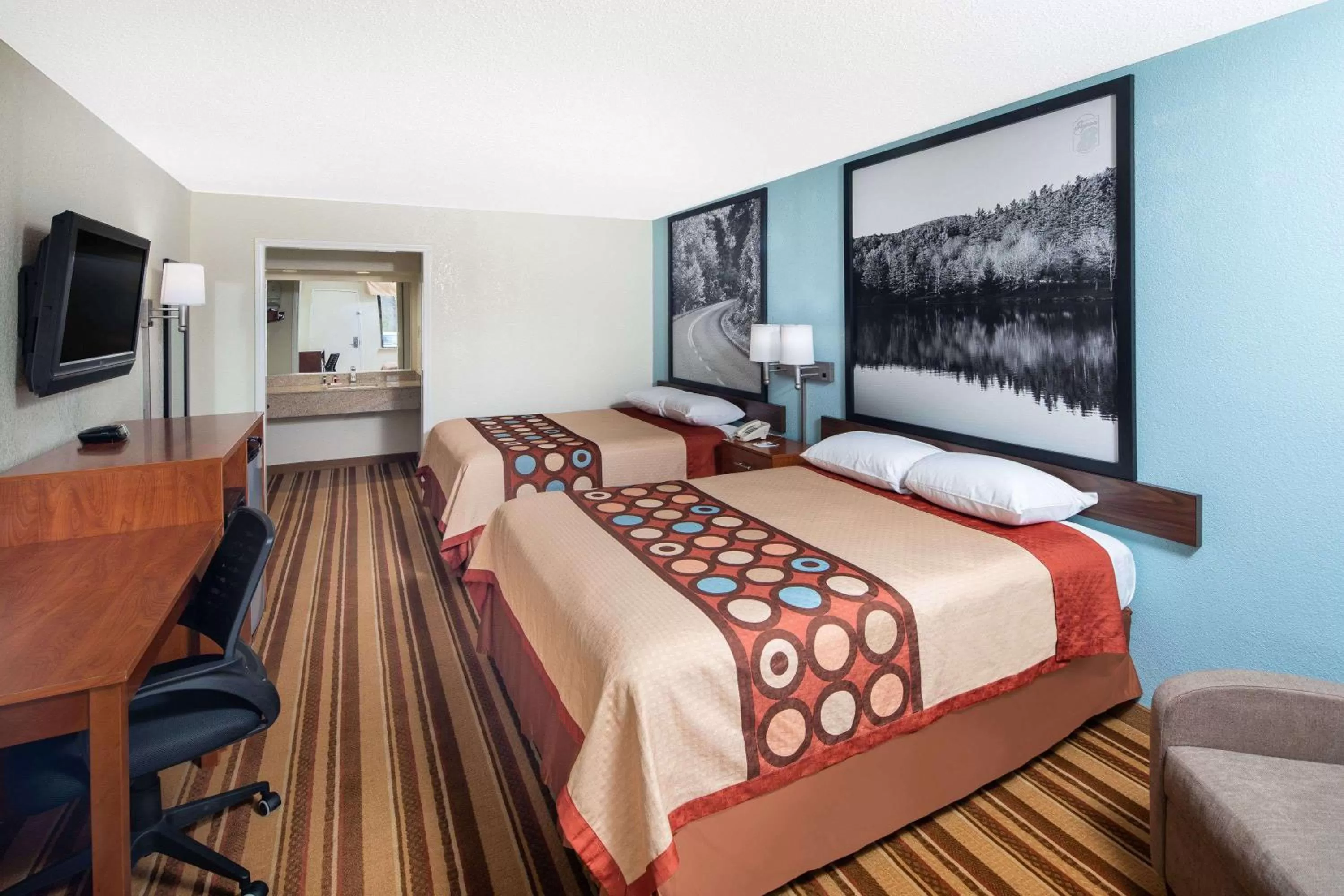 Photo of the whole room, Bed in Super 8 by Wyndham Burlington NC