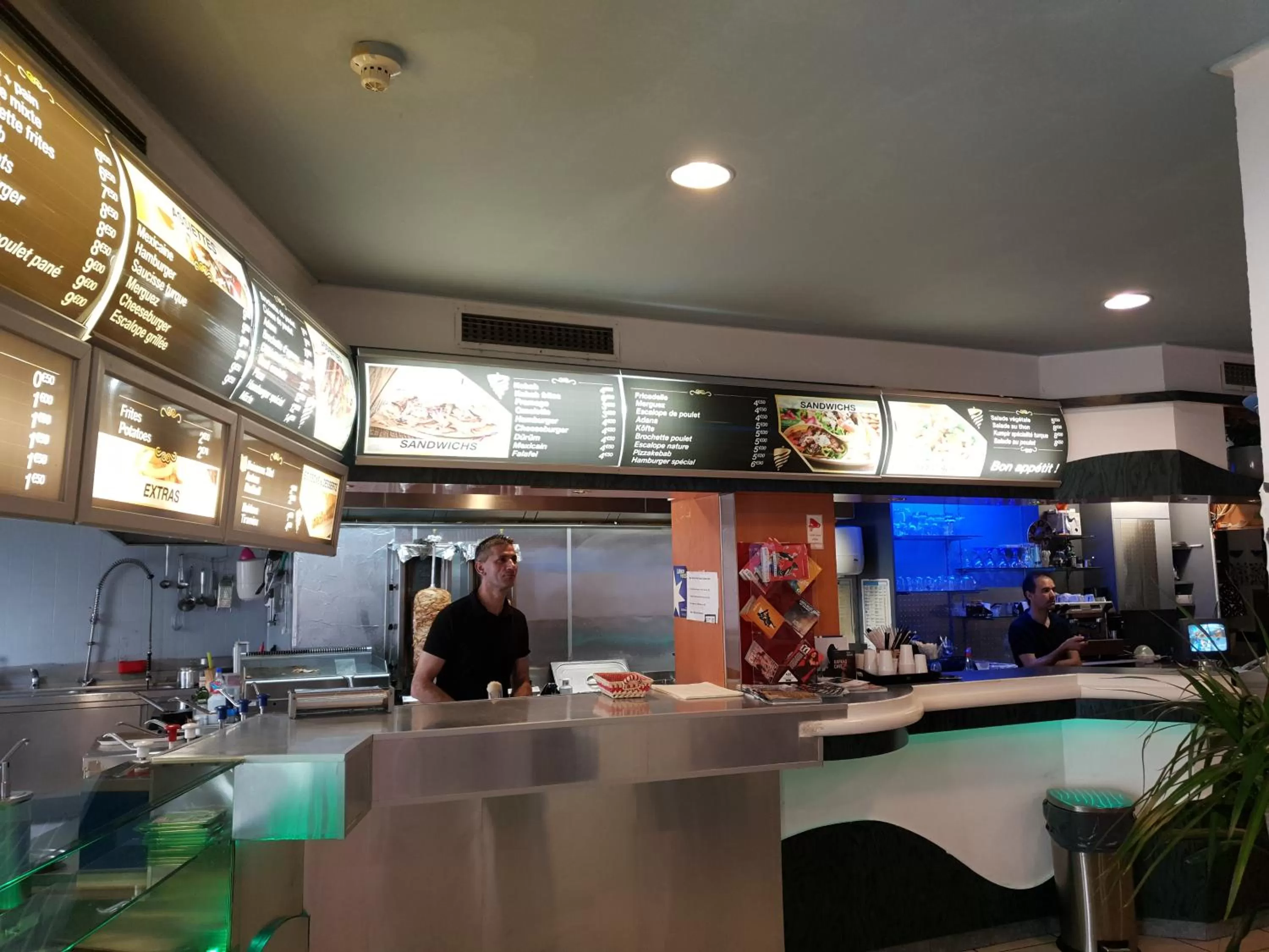 Restaurant/places to eat in Yasha Hotel