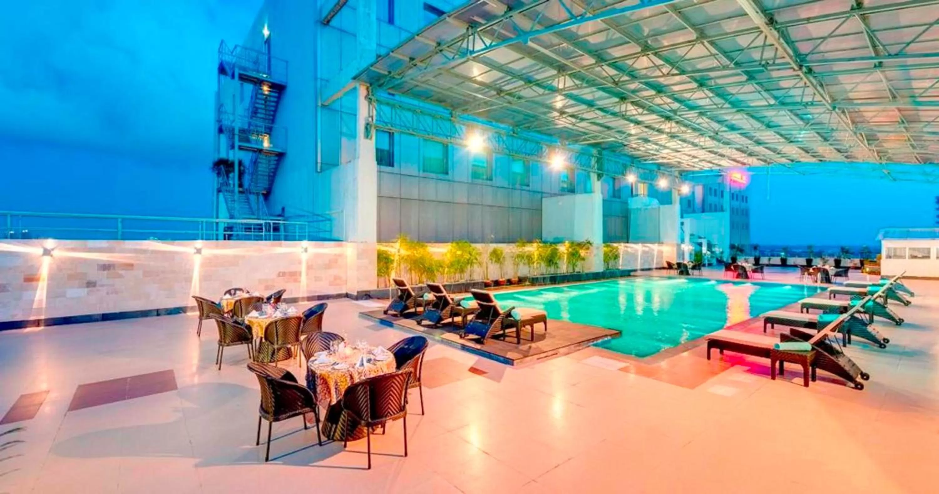 Swimming pool in Pride Plaza Hotel, Kolkata