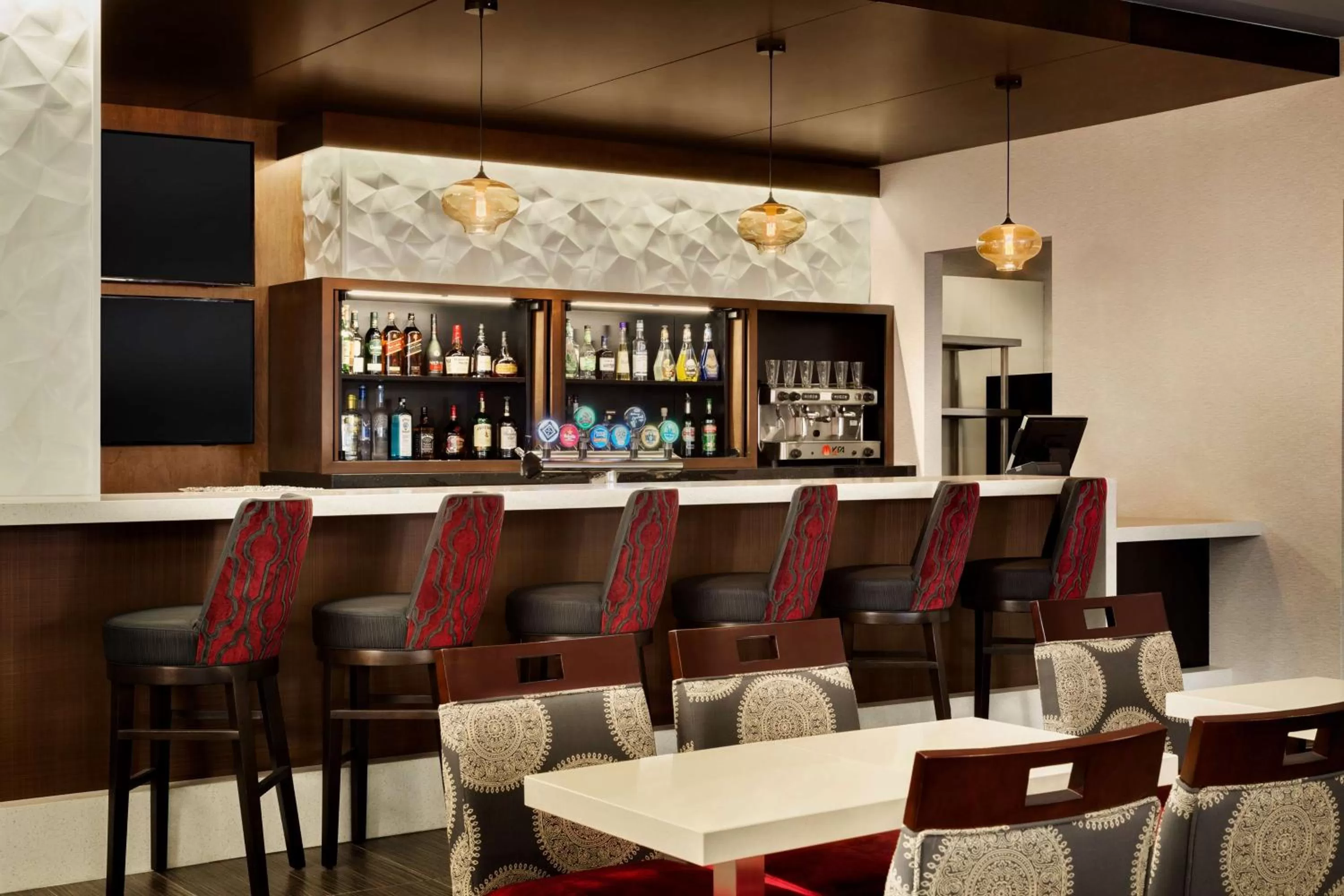 Lounge or bar in DoubleTree by Hilton Hotel Toronto Airport West