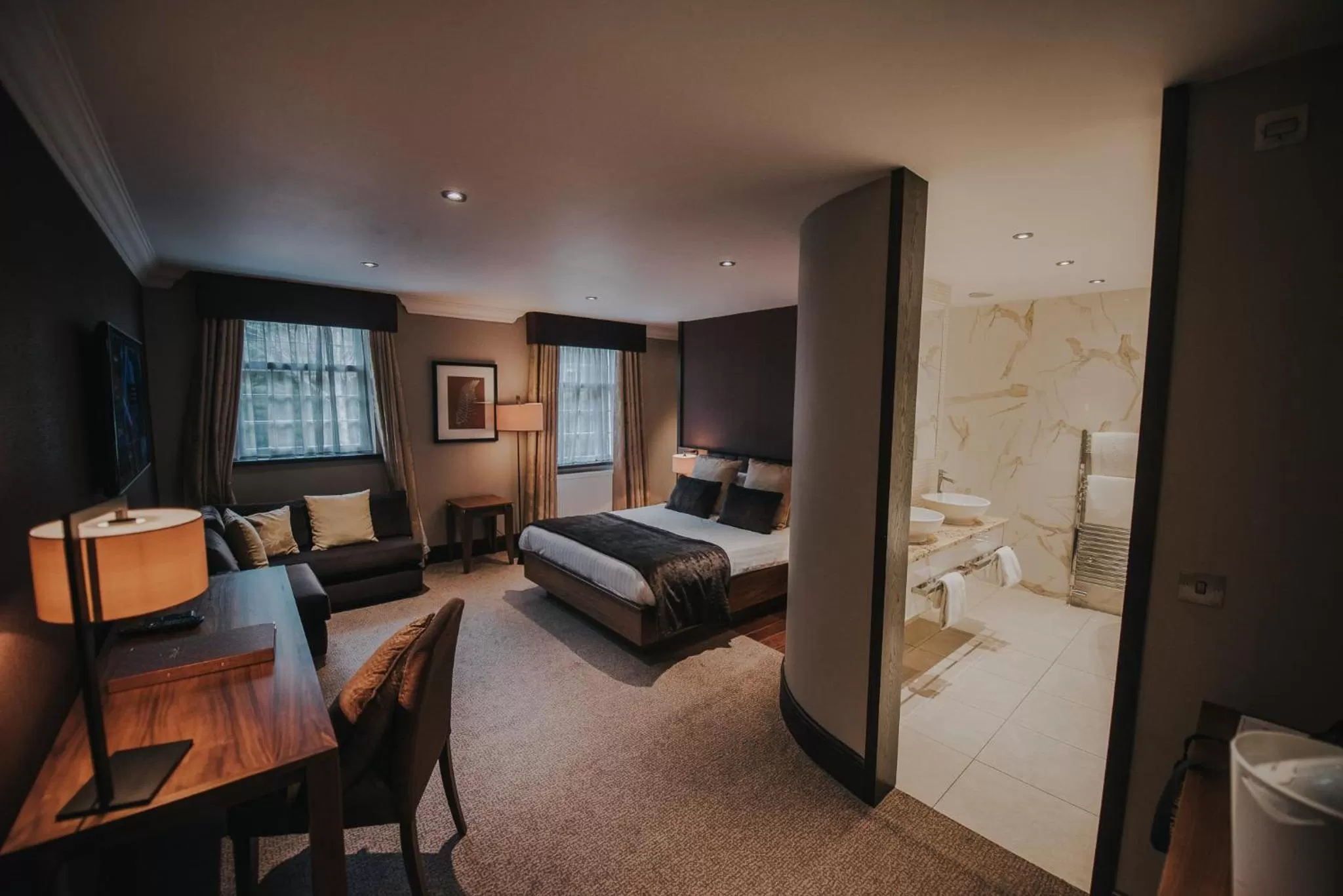 Bedroom, Bed in Busby Hotel