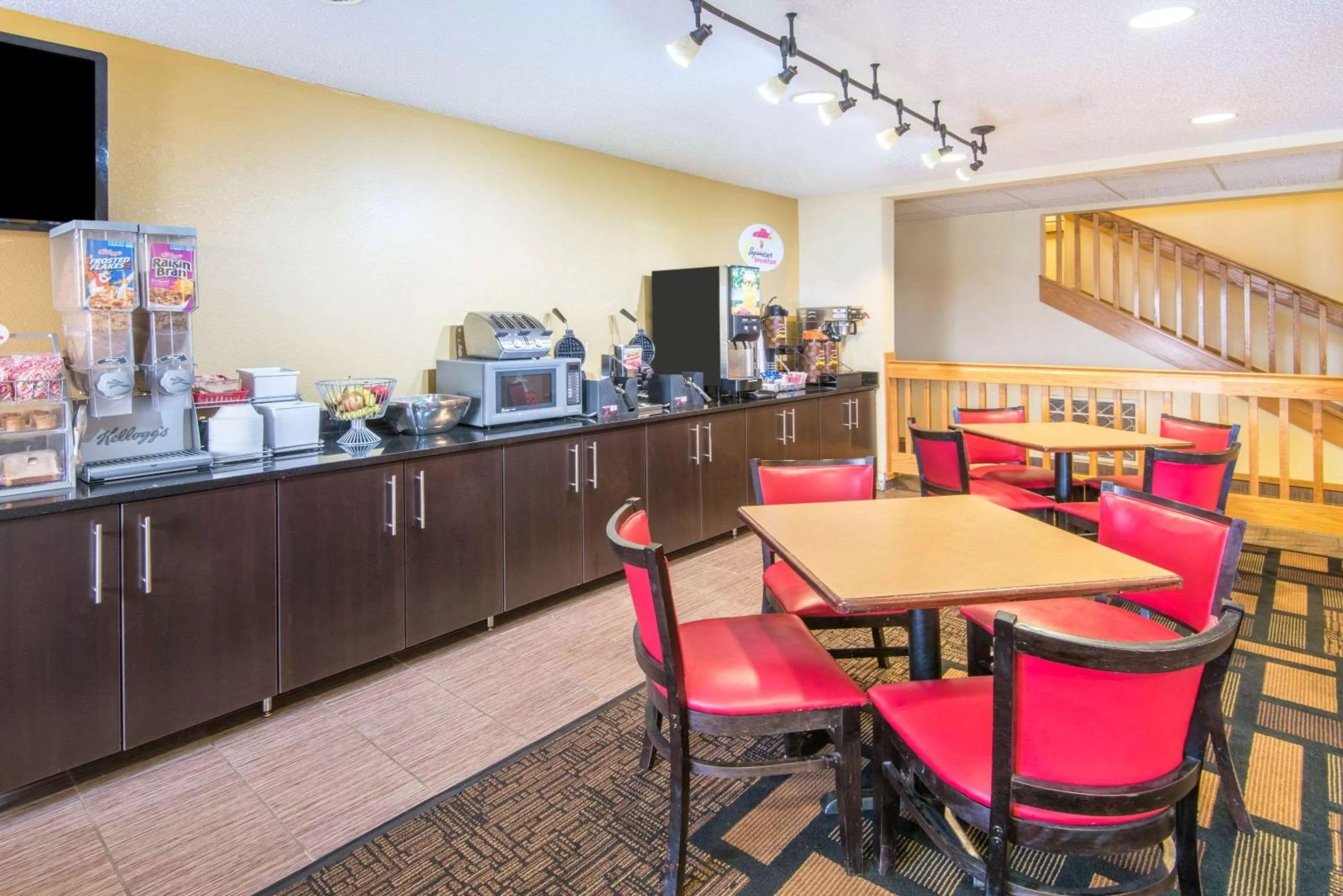 Restaurant/places to eat in Super 8 by Wyndham Medina