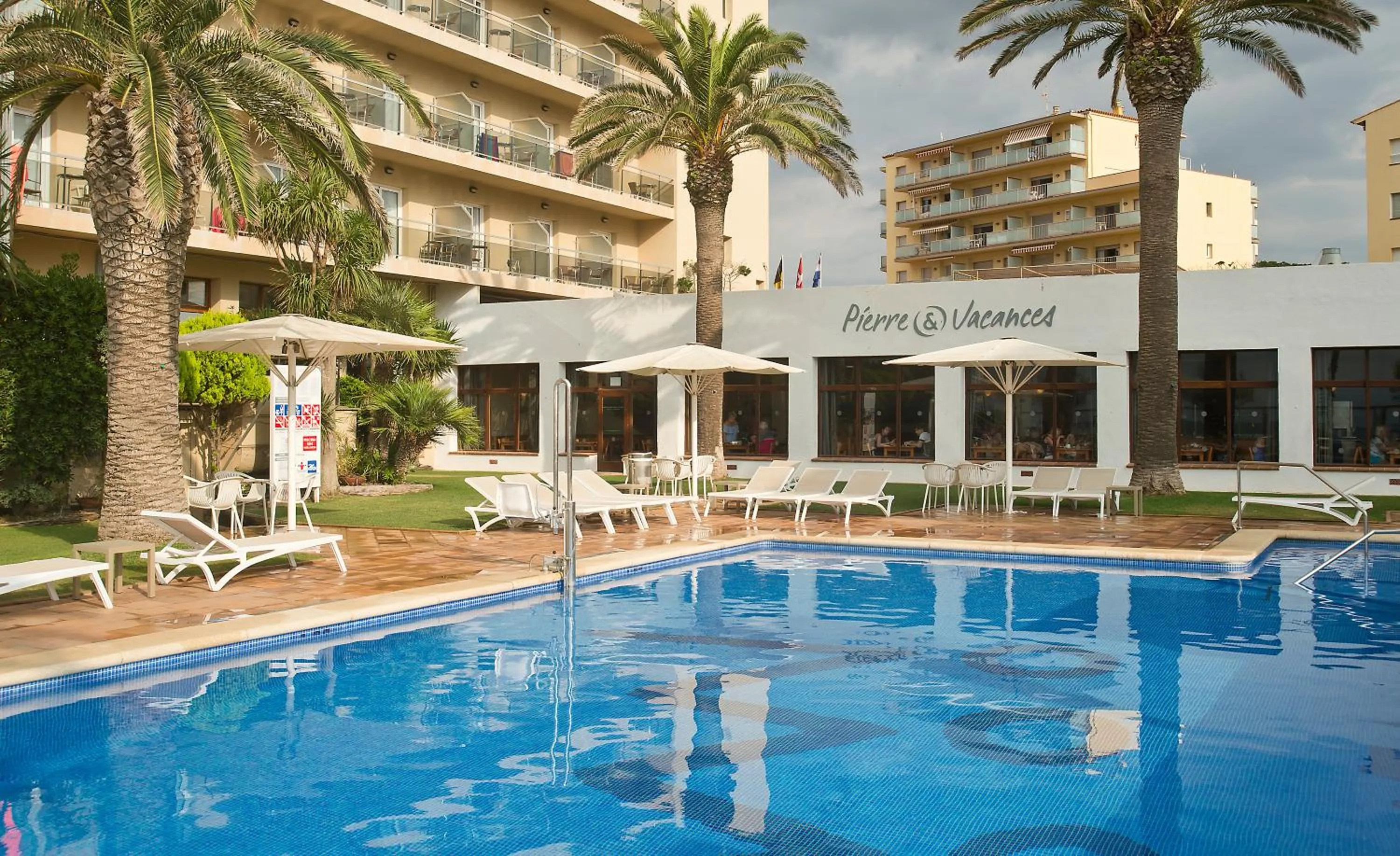 Swimming pool in Hotel Monterrey Roses by Pierre & Vacances