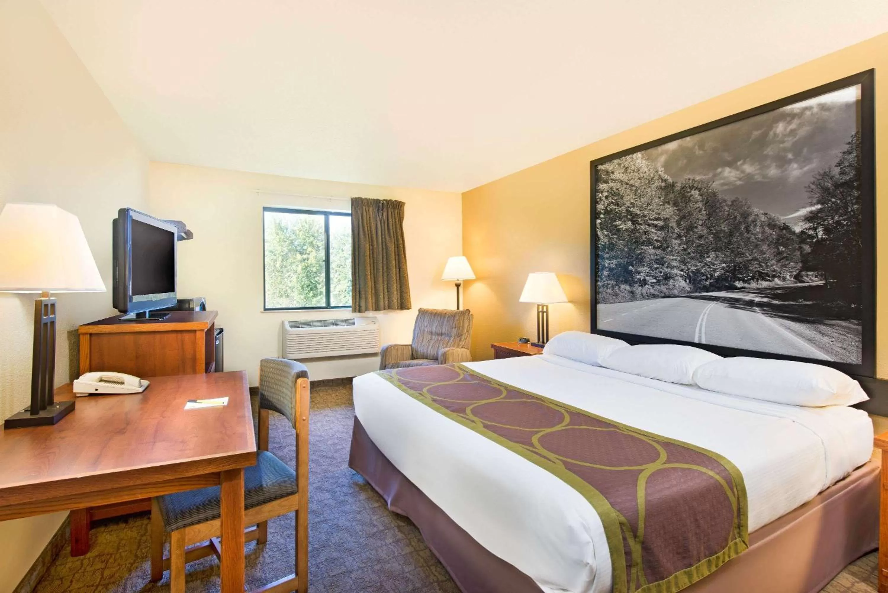 Photo of the whole room, Bed in Super 8 by Wyndham Ripley