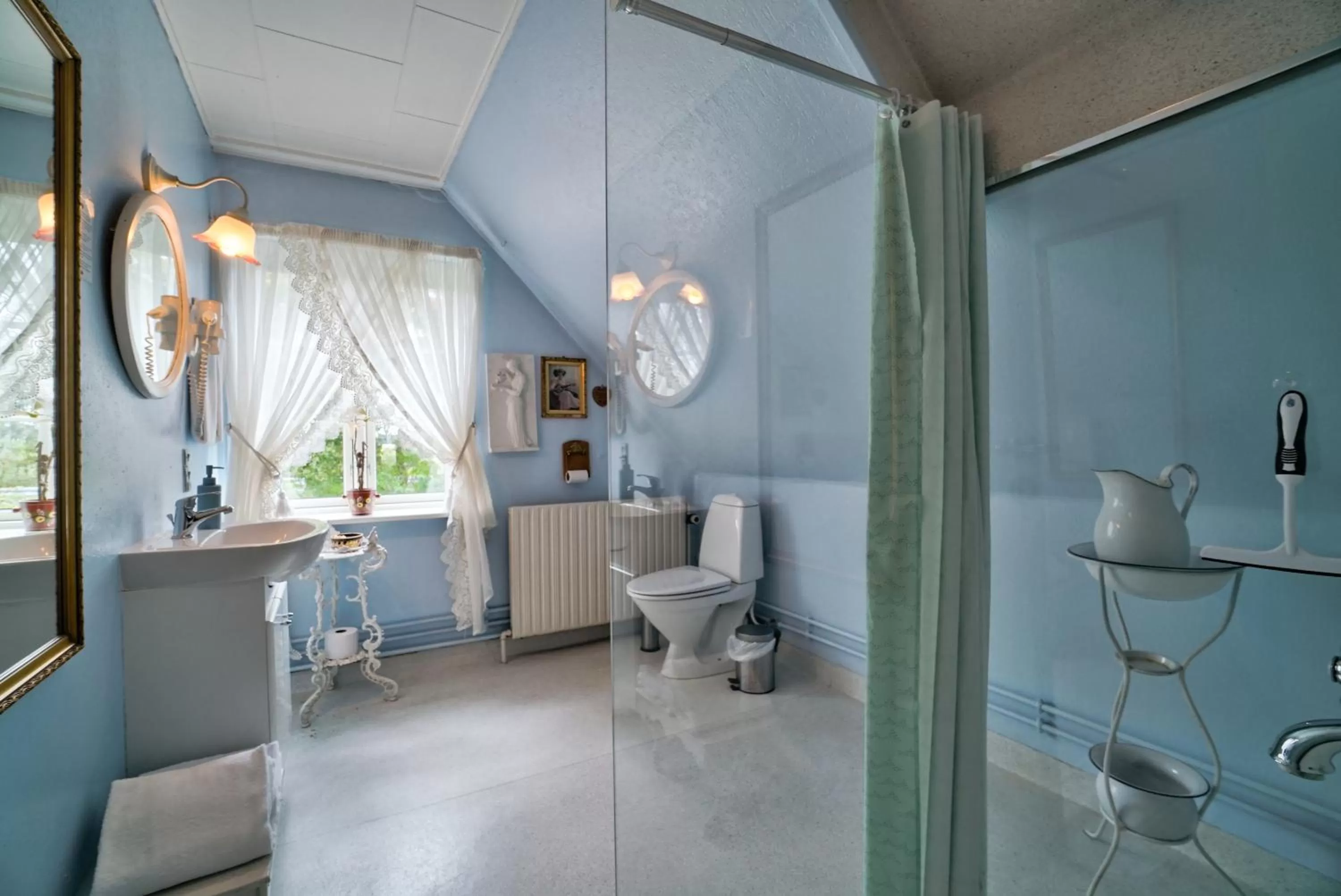 Bathroom in Svostrup Kro