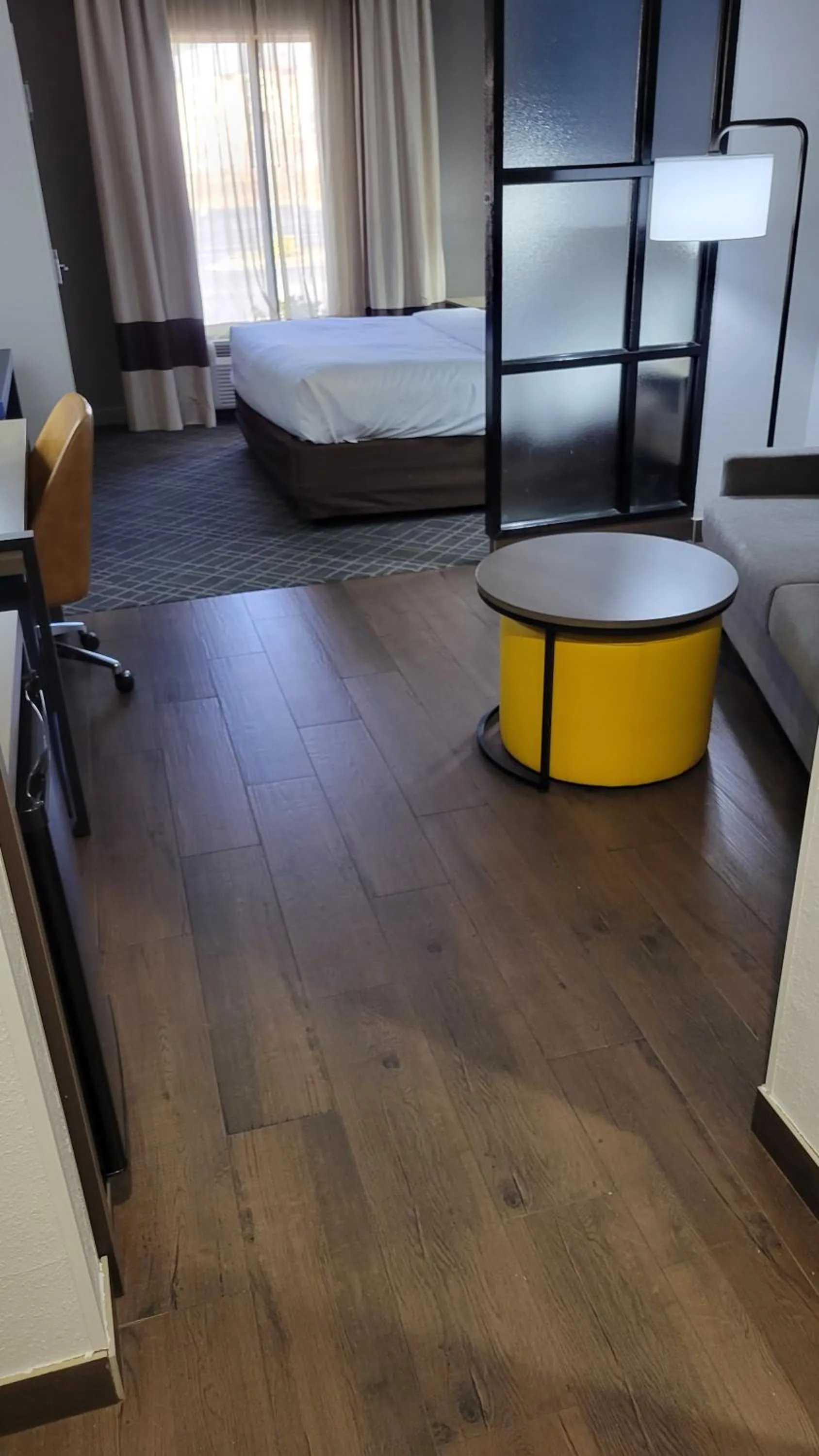 Photo of the whole room, Bed in Comfort Suites Macon Northwest