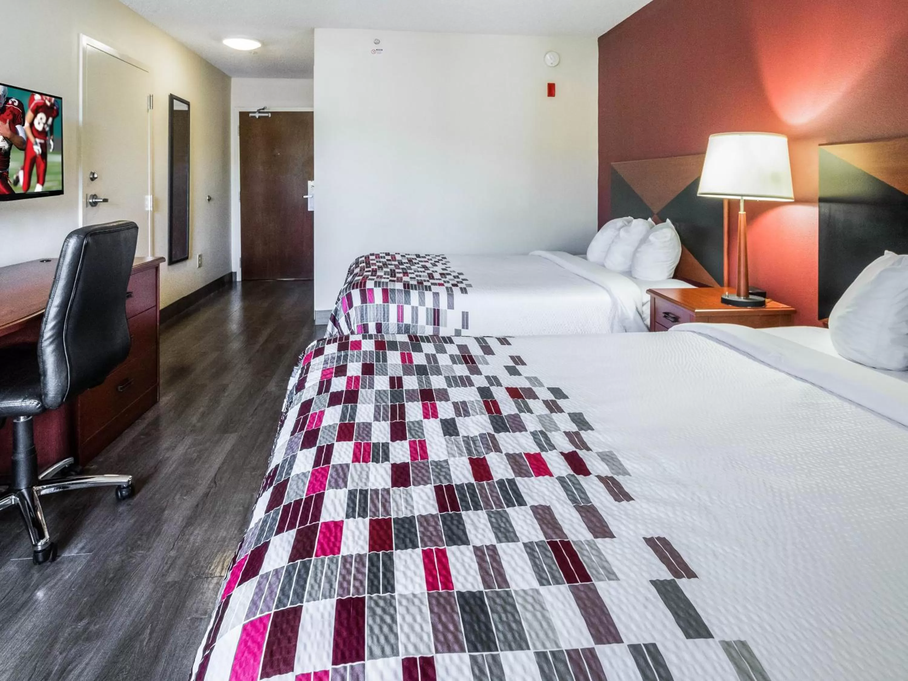 Bedroom in Red Roof Inn Etowah – Athens, TN