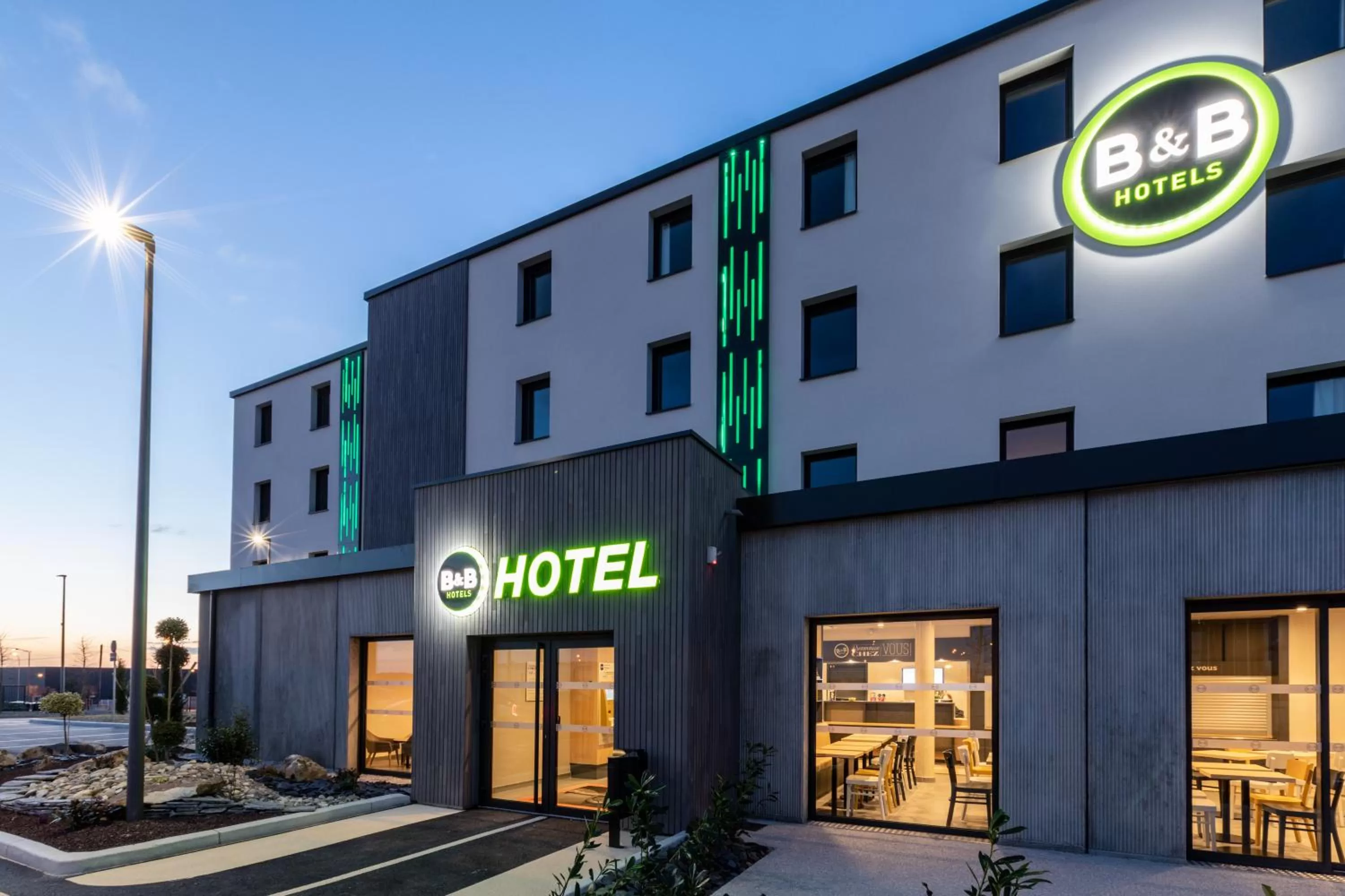 Property building in B&B HOTEL Troyes Magasins d'usine