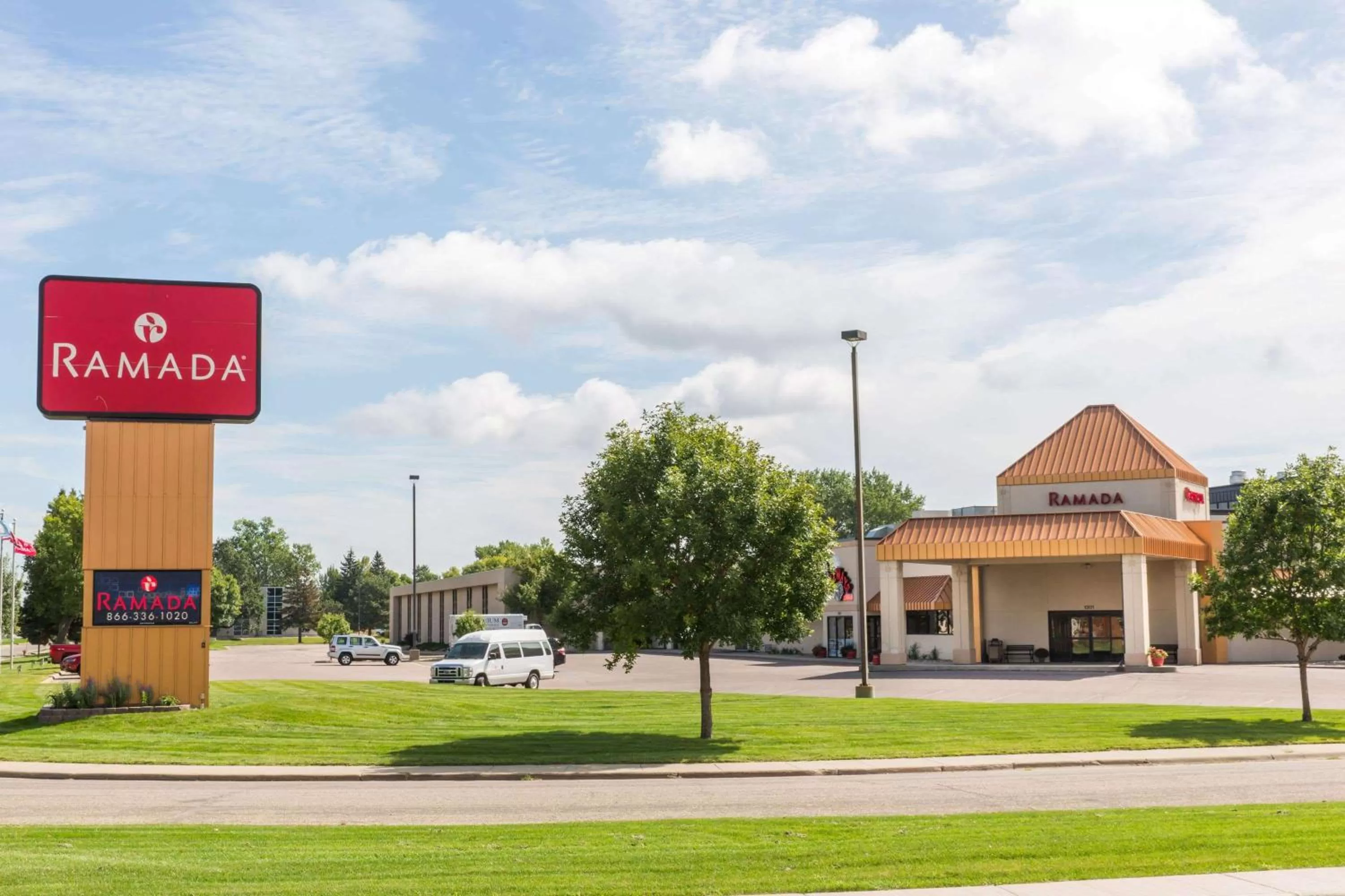 Property building in Ramada by Wyndham Sioux Falls Airport - Waterpark Resort & Event Center