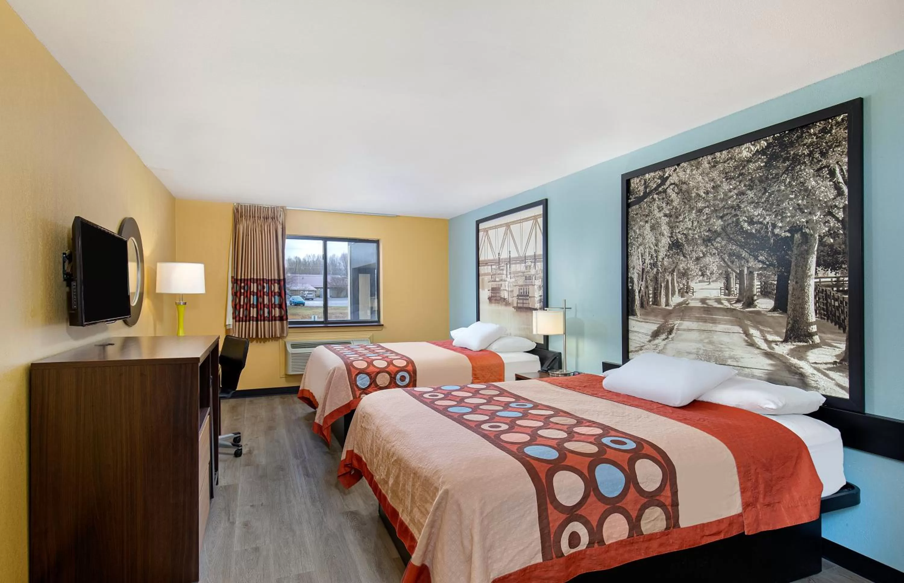 Photo of the whole room, Bed in Super 8 by Wyndham Eddyville/Kuttawa