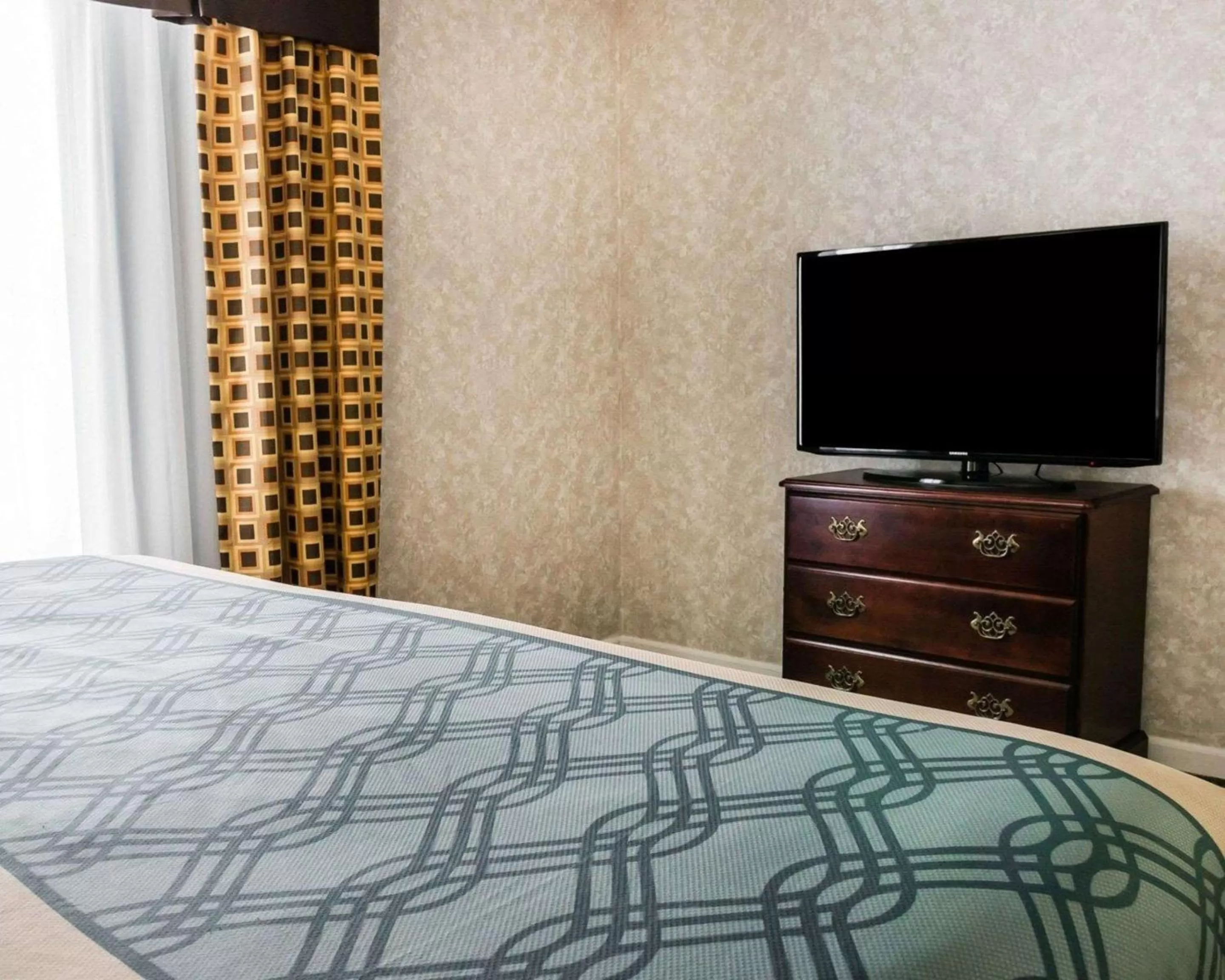 Photo of the whole room, Bed in Econo Lodge & Suites Grand Rapids Airport