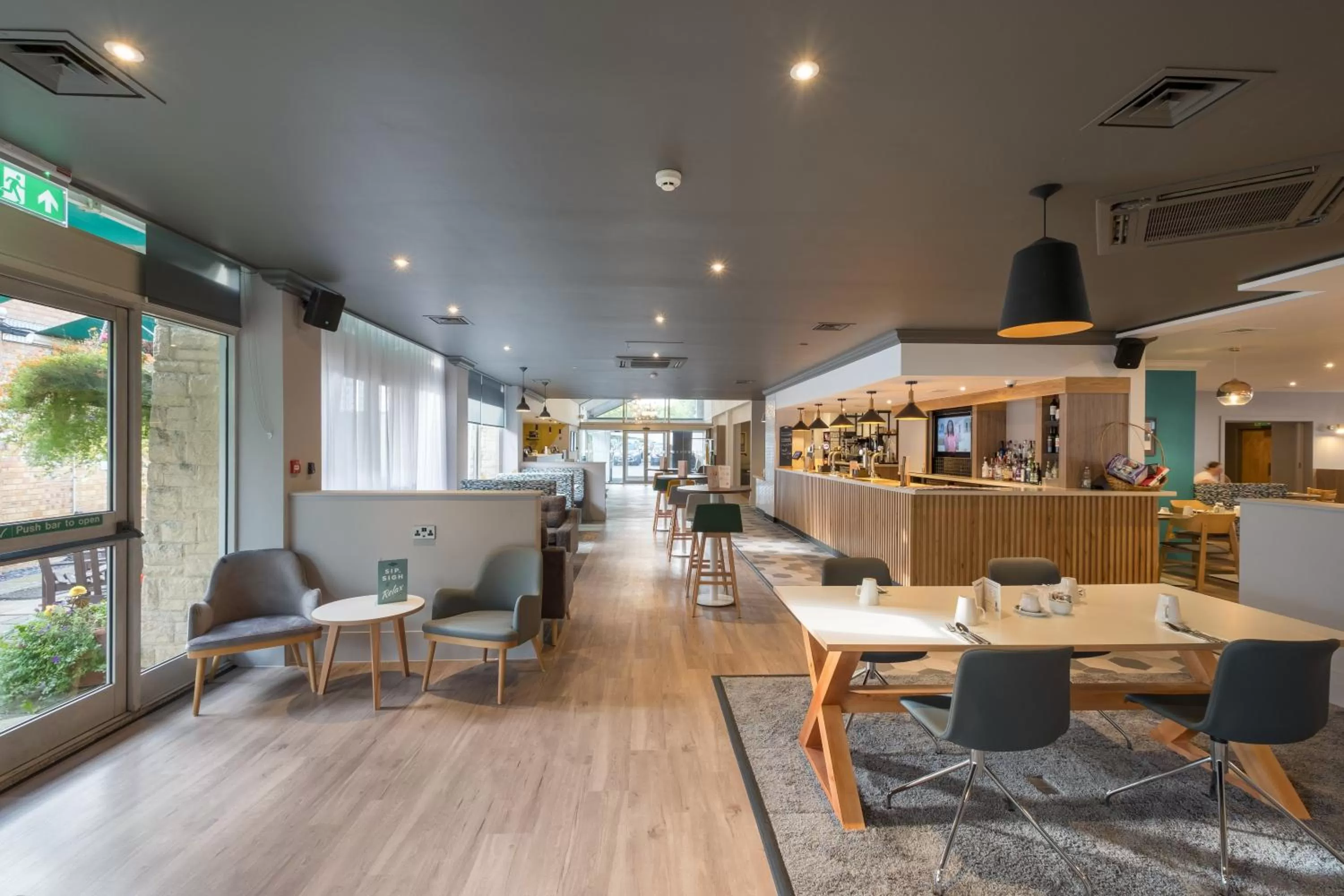 Lounge or bar in Holiday Inn Swindon by IHG