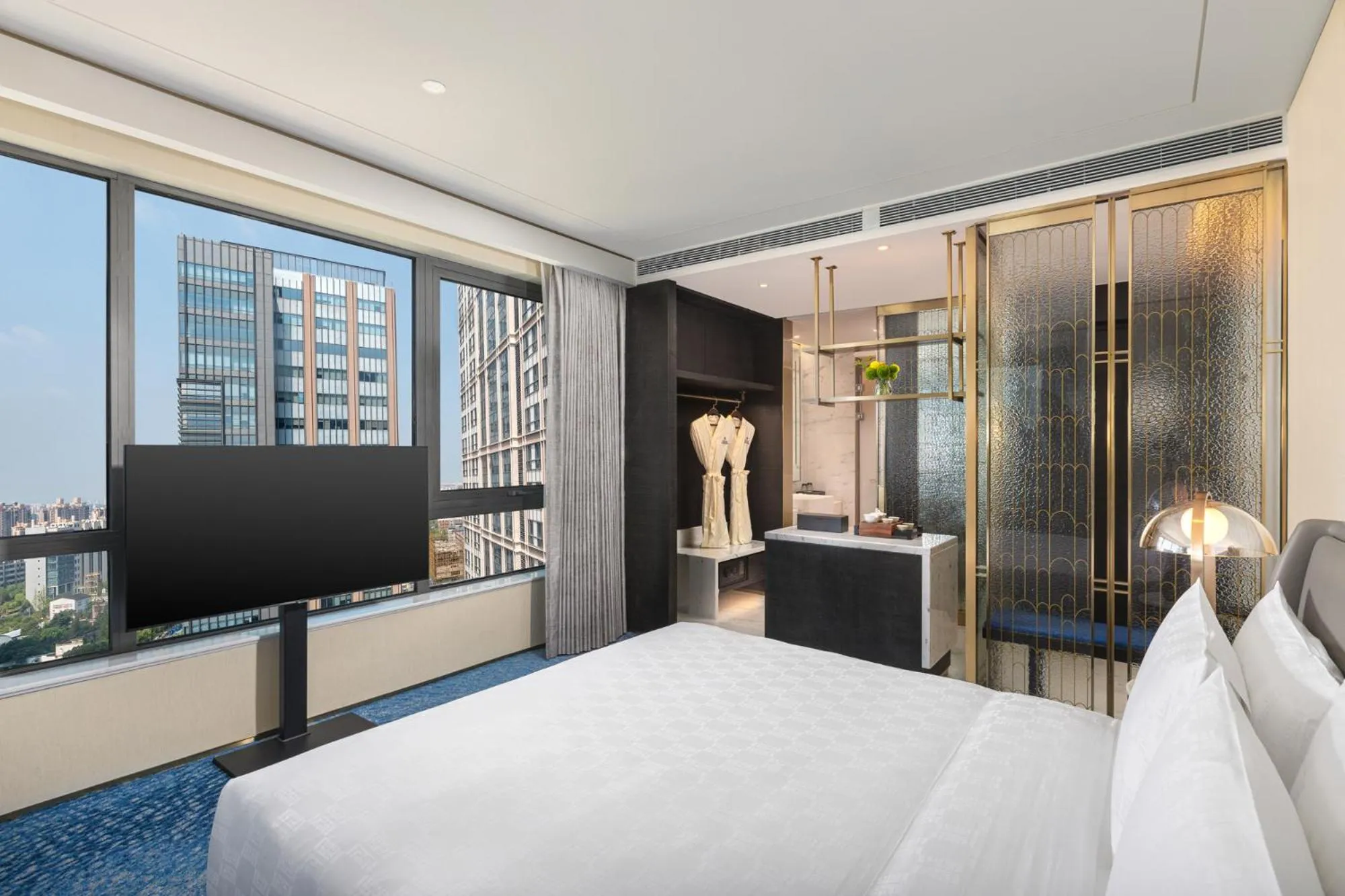 Photo of the whole room, Bed in HUALUXE Shanghai Changfeng Park - Park Lake View