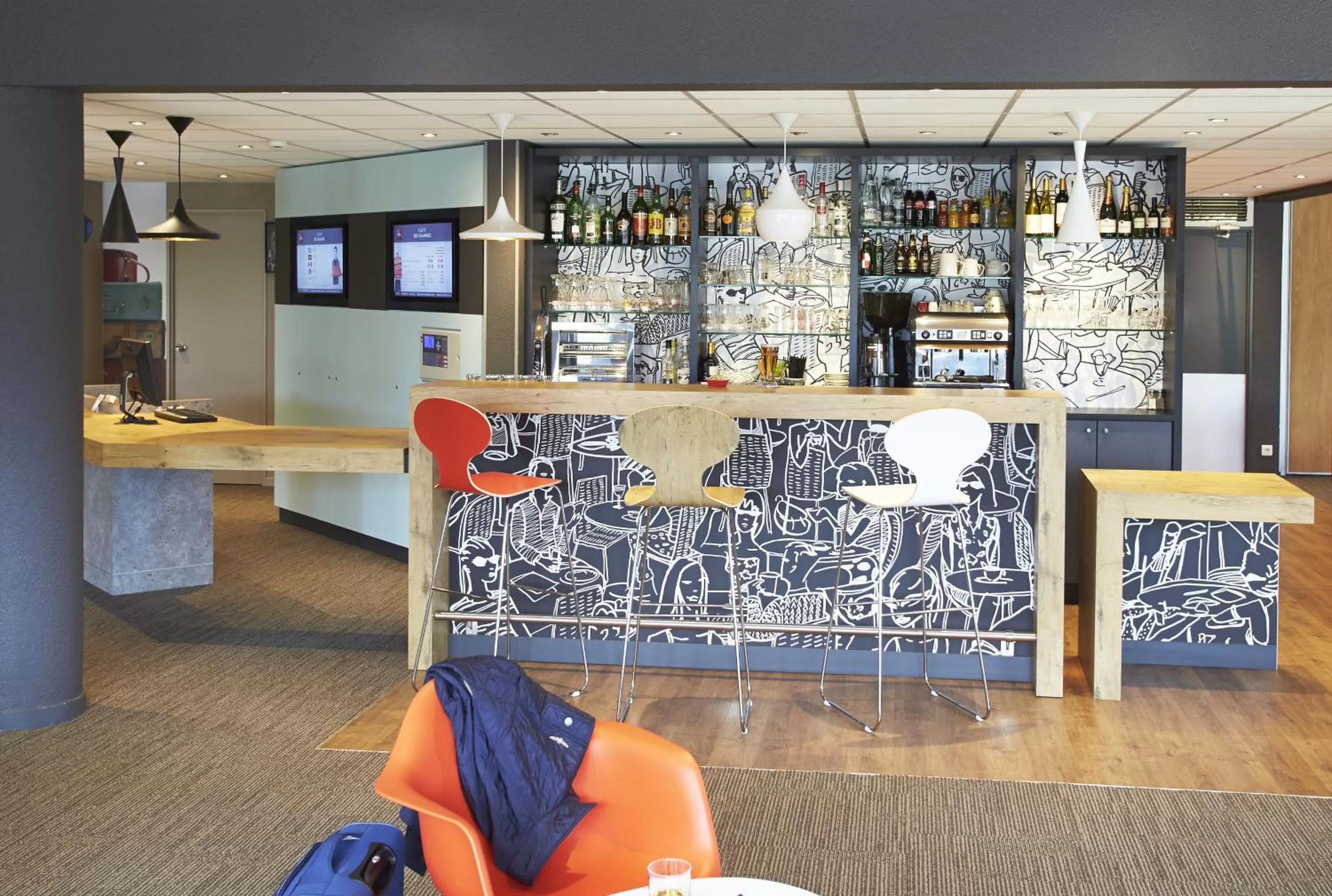Lounge or bar in Ibis Auray