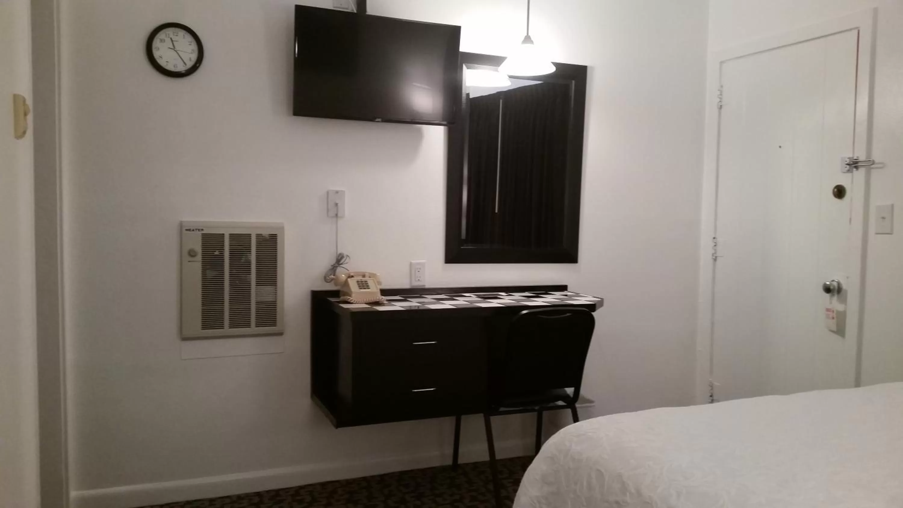 Photo of the whole room, Bed in Rocket Motel