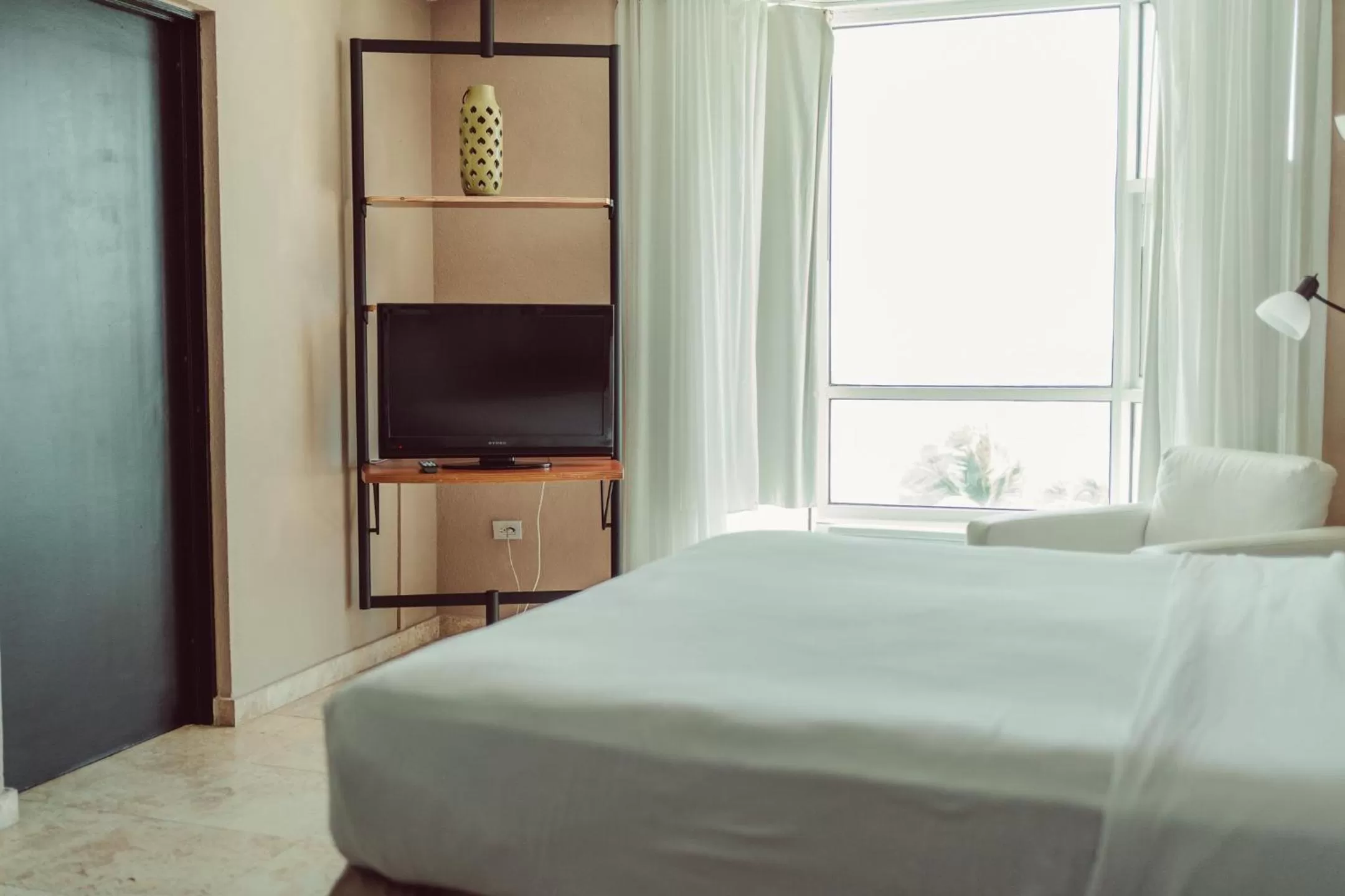 TV and multimedia, Bed in San Juan Water & Beach Club Hotel