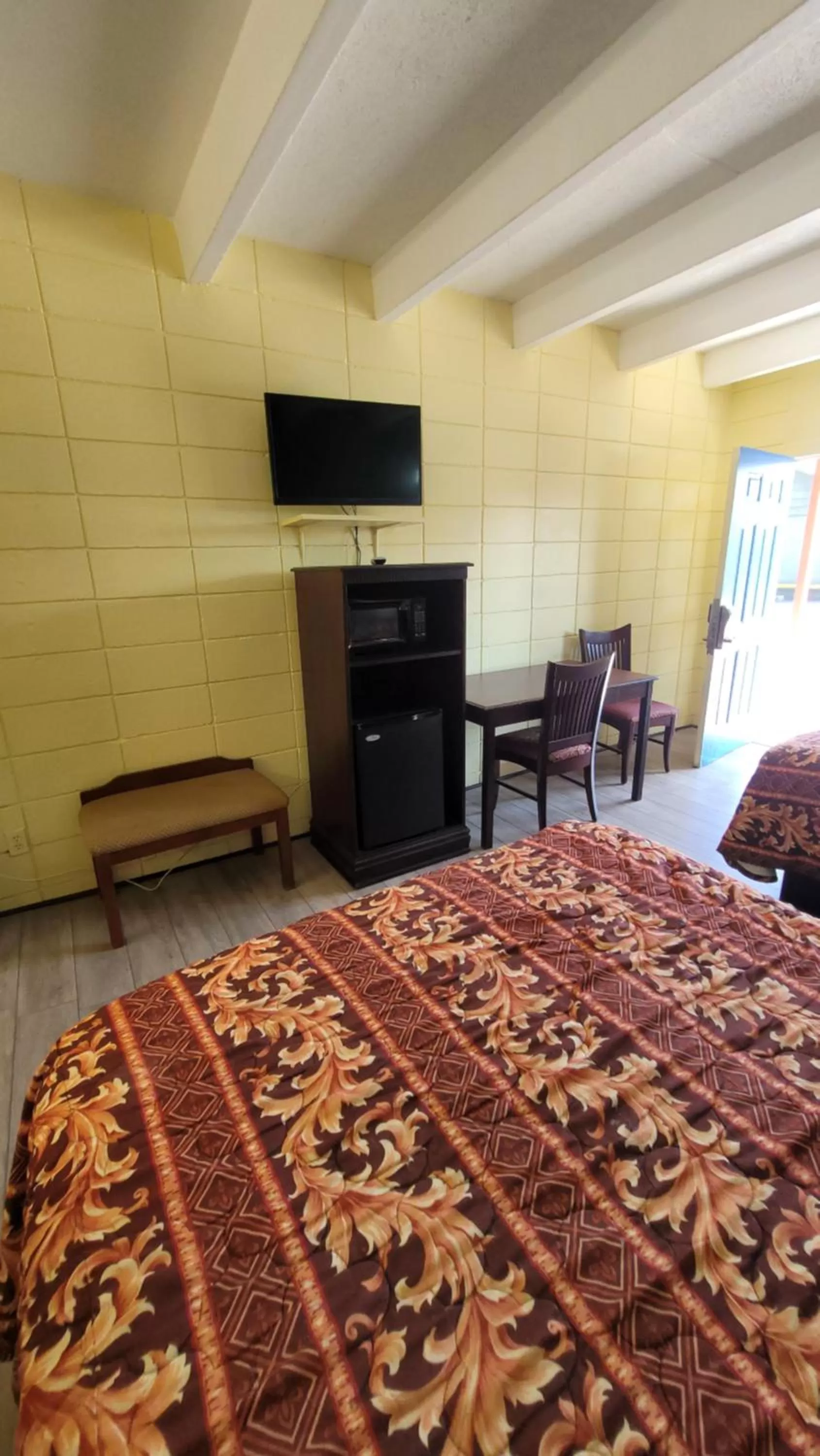 minibar, Bed in Relax Inn